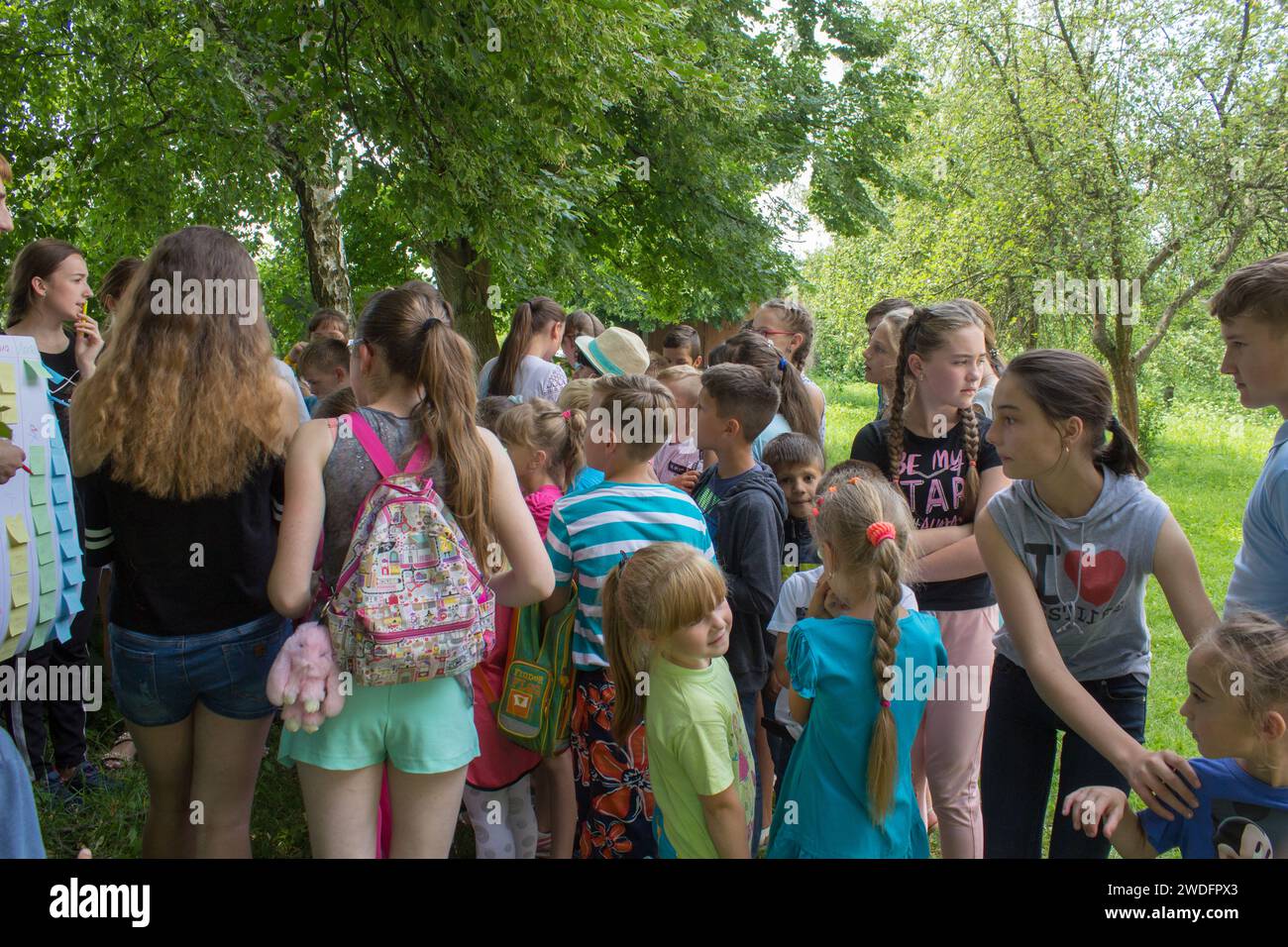 6.07.2018. Ukraine Mervichi, enfants de tous âges sur des excursions dans la nature, camp d'enfants en été Banque D'Images