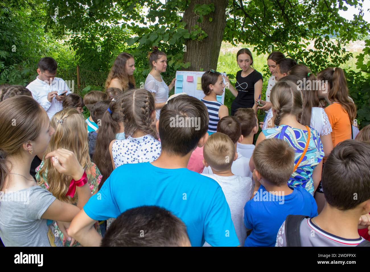 6 juillet 2018.Ukraine Mervychi, les enfants au camp jouent le jeu de puzzle Banque D'Images