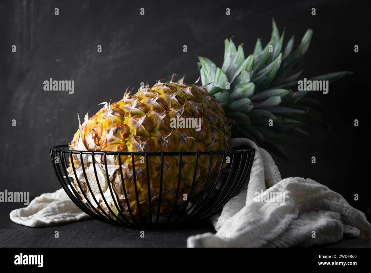 Photographie vibrante d'ananas sur fond noir Banque D'Images