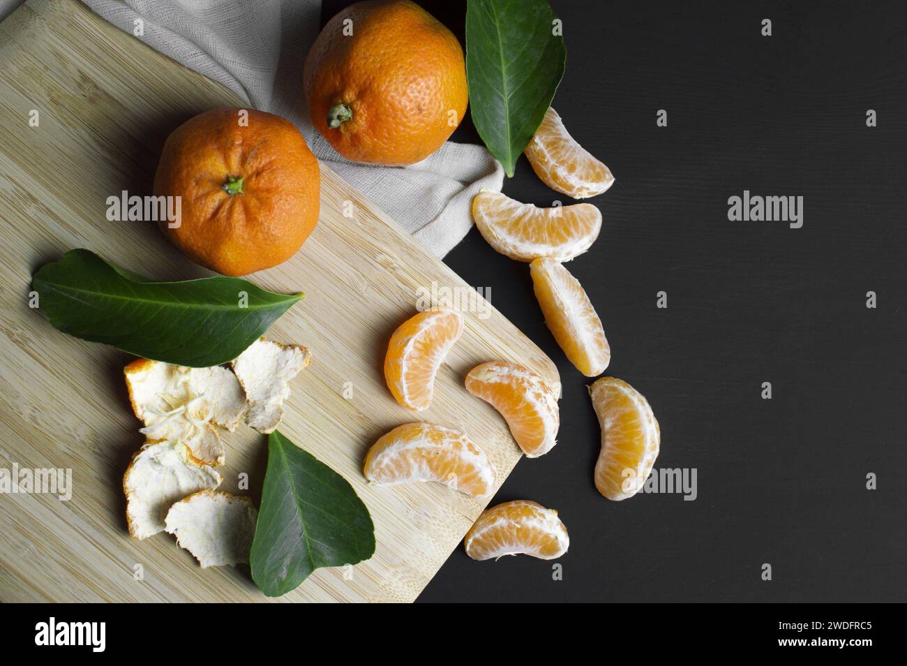 Mandarine vibrante sur fond noir photographie de nourriture Banque D'Images