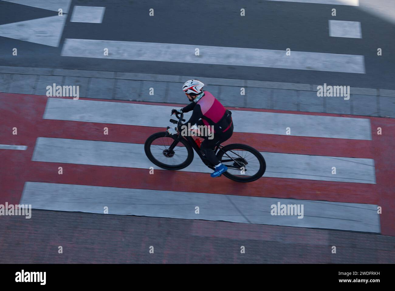 Cycliste dans la rue dans la ville de Bilbao, espagne, mode de transport Banque D'Images