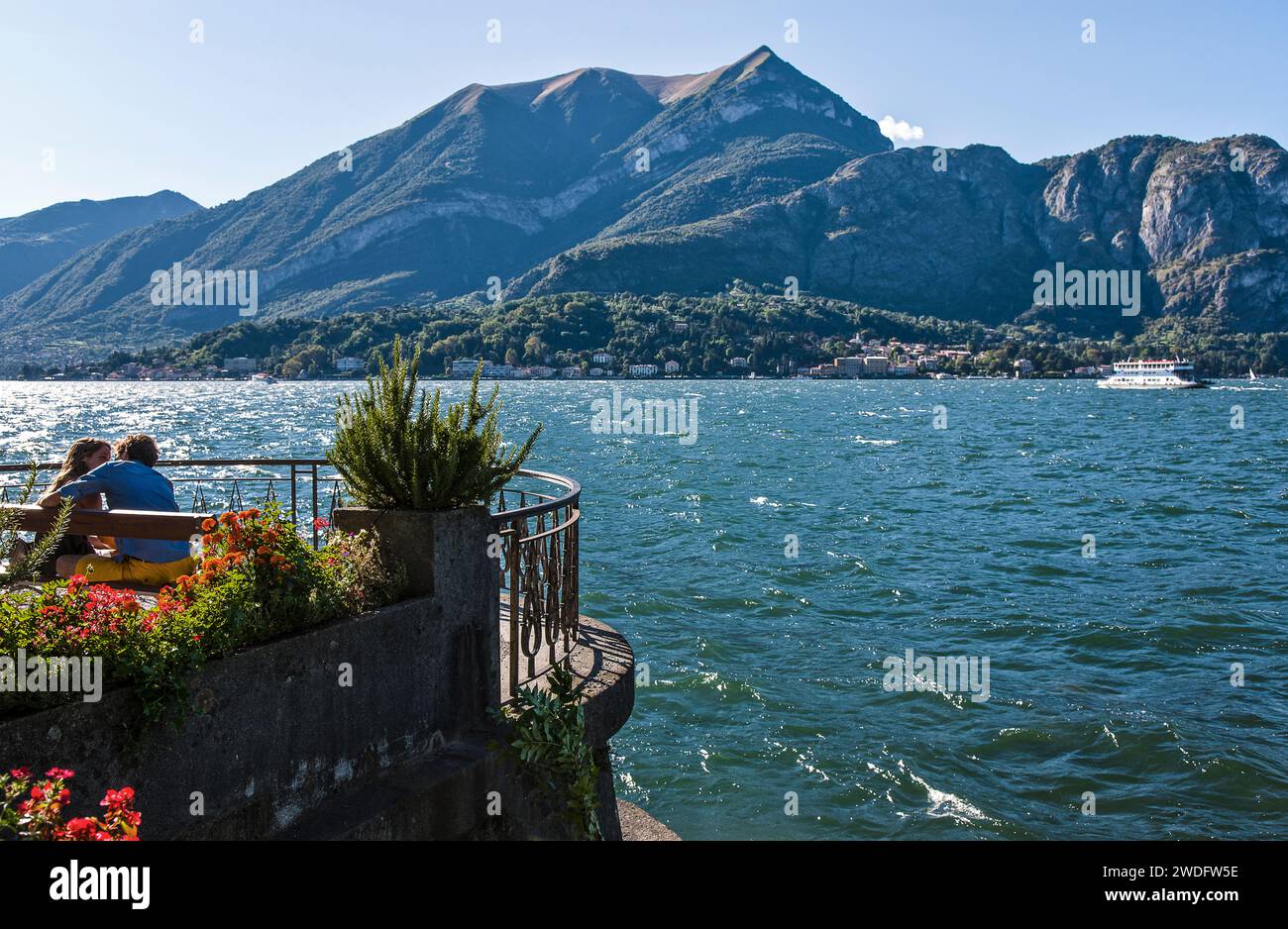 Italie Lombardie lac de Côme - Bellagio vue sur le lac et couple Banque D'Images