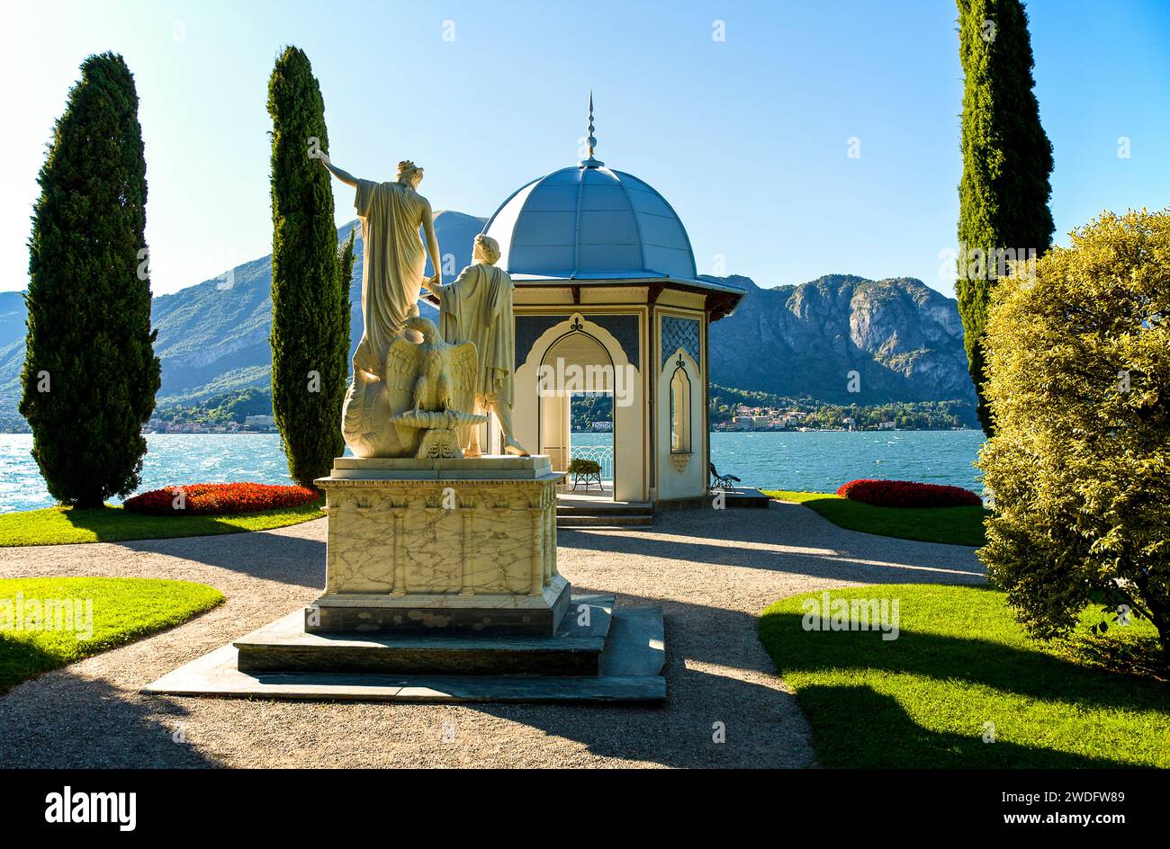 Italie Lombardie Lac de Côme - Bellagio Villa Melzi d'Eril - Statue de Dante et Béatrice et kiosque mauresque Banque D'Images