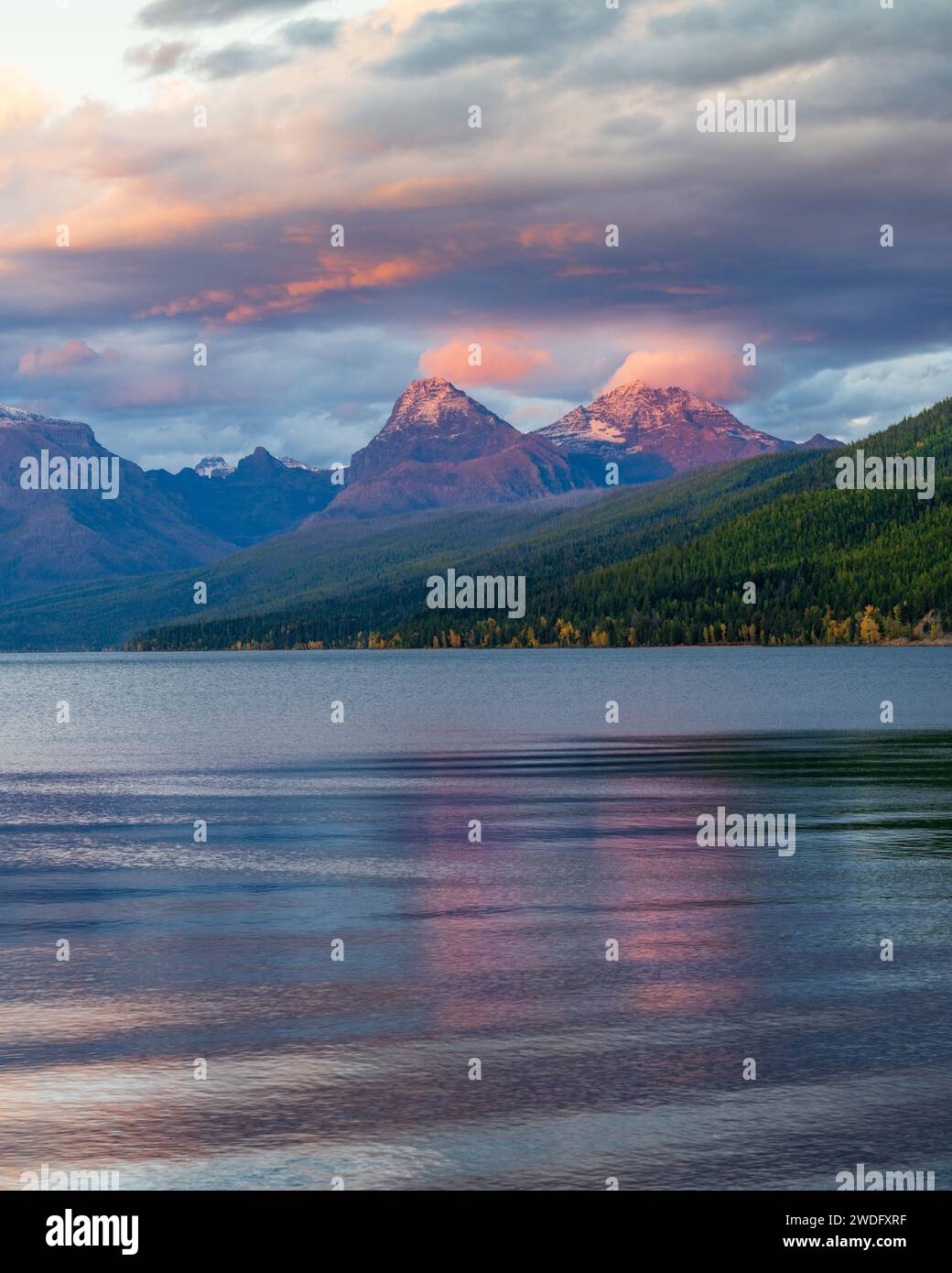 Lever du soleil alpenglow au lac McDonald, Glacier National Park, Montana, États-Unis. Banque D'Images