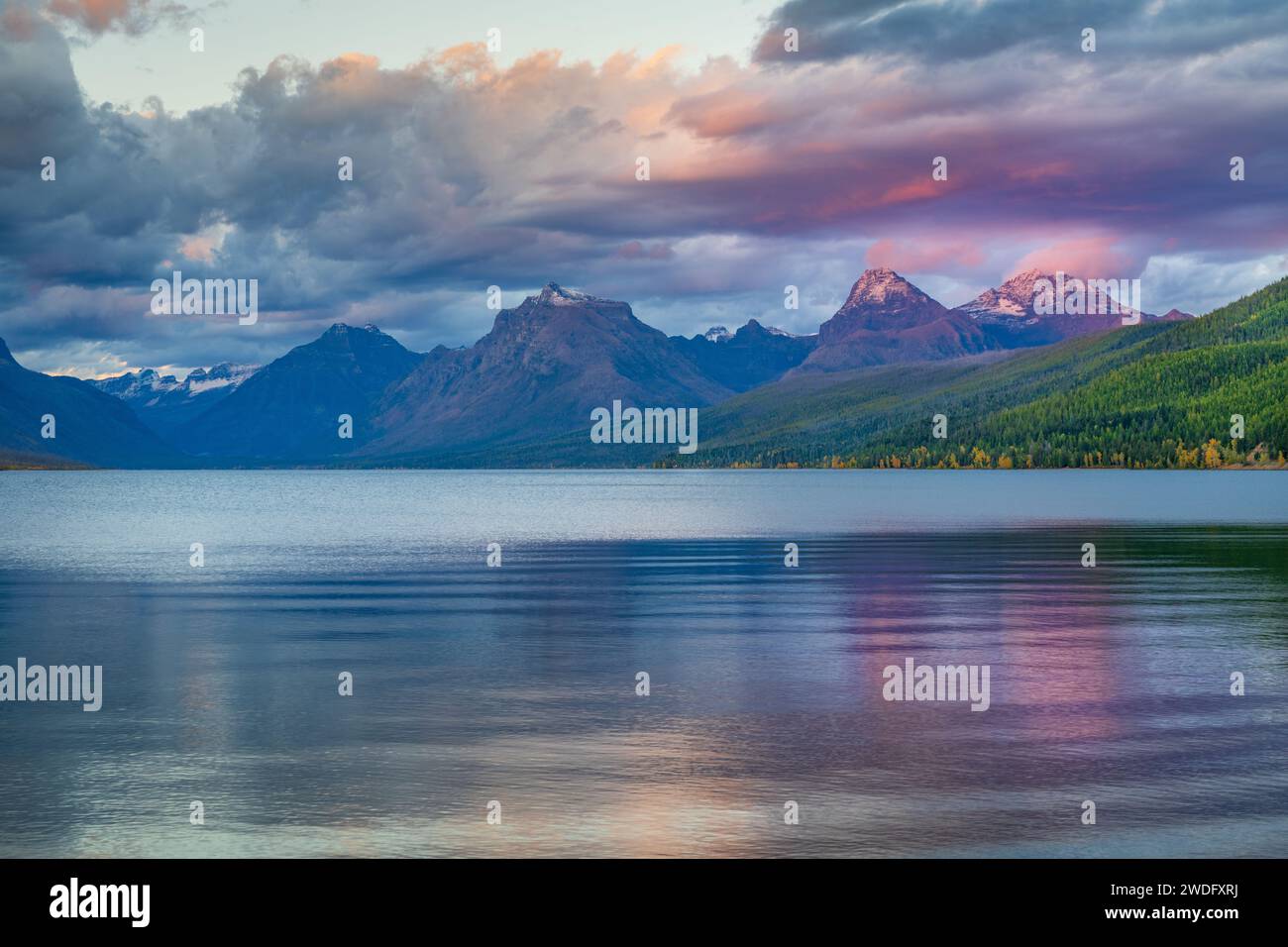 Lever du soleil alpenglow au lac McDonald, Glacier National Park, Montana, États-Unis. Banque D'Images