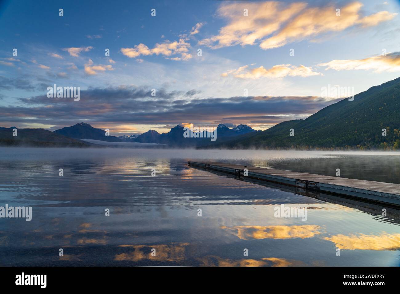 Coucher de soleil au lac McDonald, village Apgar, West Glacier, parc national Glacier, Montana, ÉTATS-UNIS. Banque D'Images