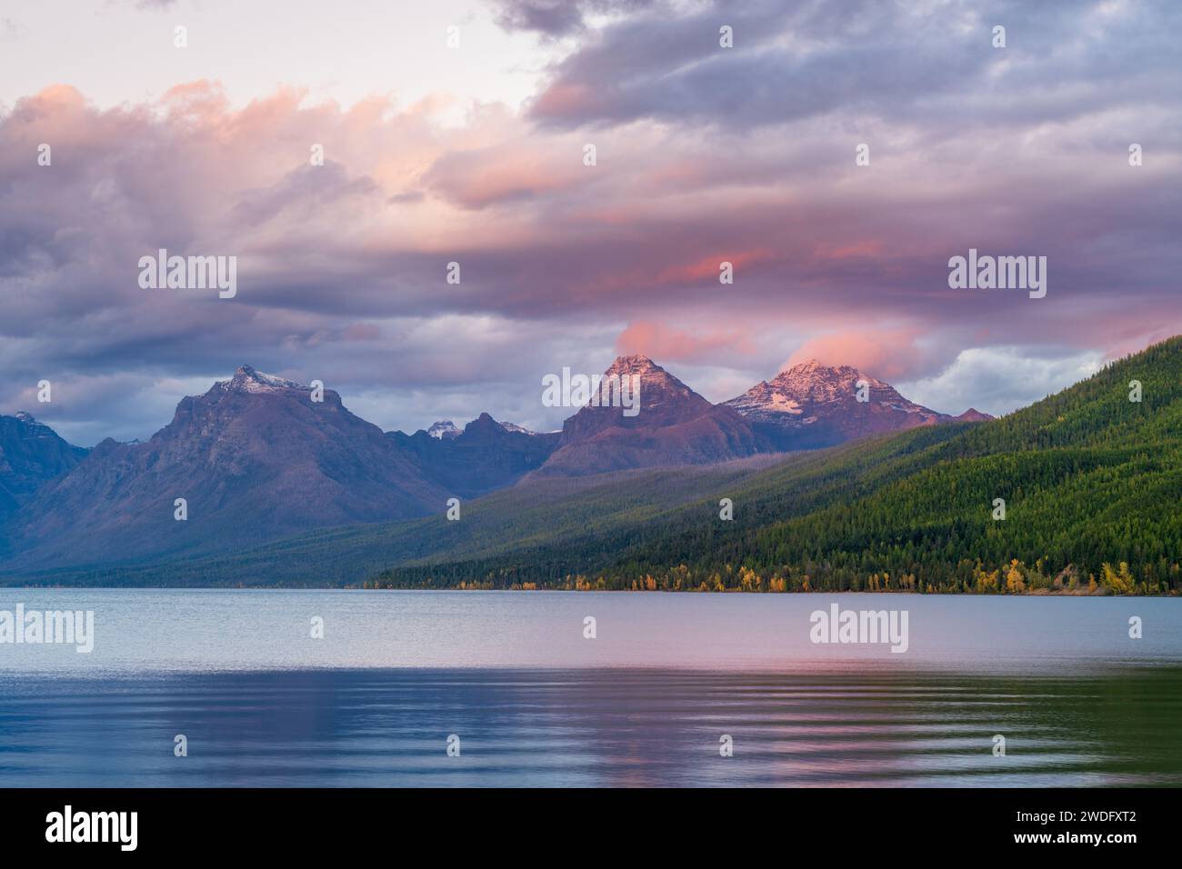 Lever du soleil alpenglow au lac McDonald, Glacier National Park, Montana, États-Unis. Banque D'Images