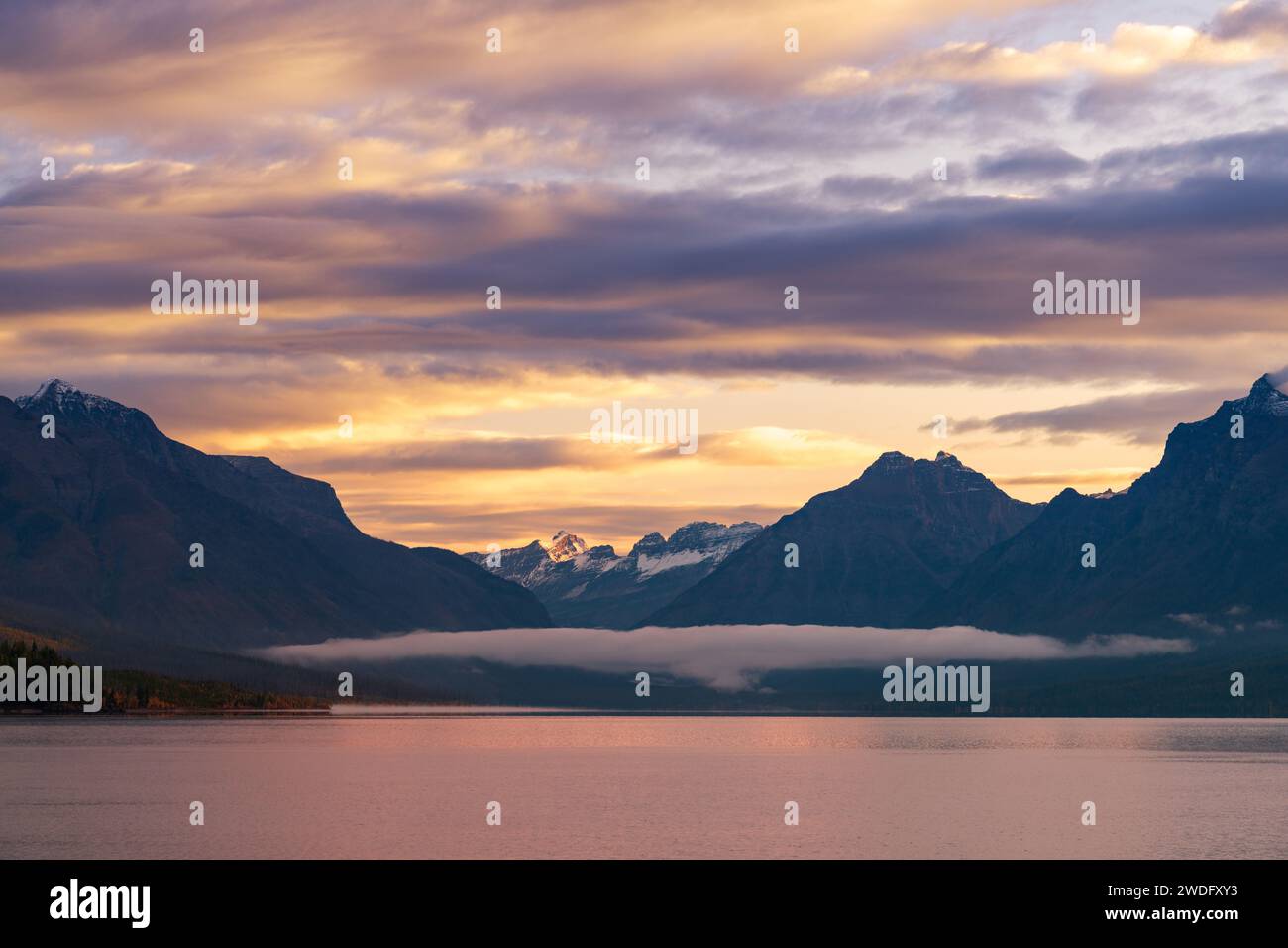 Coucher de soleil au lac McDonald, village Apgar, West Glacier, parc national Glacier, Montana, ÉTATS-UNIS. Banque D'Images