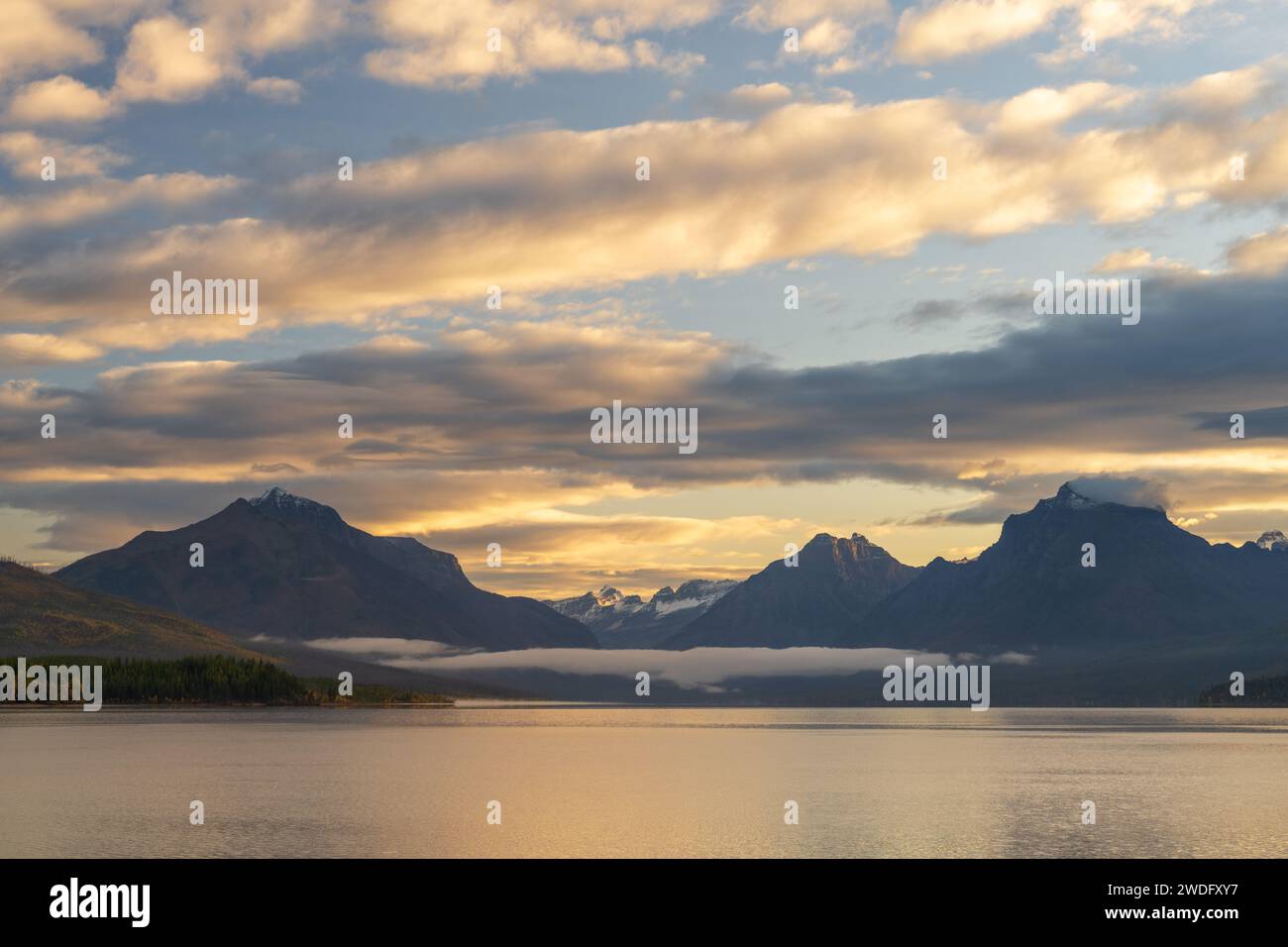 Coucher de soleil au lac McDonald, village Apgar, West Glacier, parc national Glacier, Montana, ÉTATS-UNIS. Banque D'Images