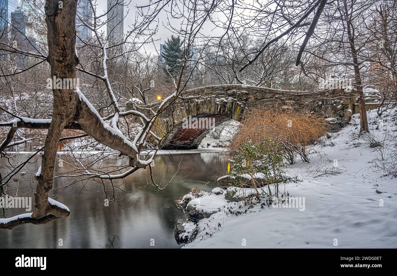 Le pont de Gapstow pendant une tempête de neige à Central Park, New York Banque D'Images