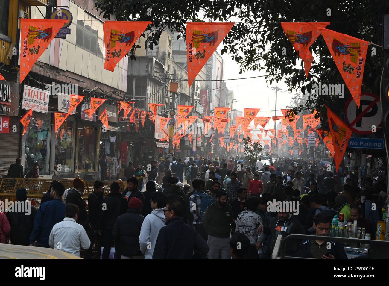 New Delhi, Inde. 20 janvier 2024. NEW DELHI, INDE - JANVIER 20 : drapeaux hindous décorés au Karol Bagh devant le temple Shri RAM 'Pran Pratishtha' à Ayodhya, le 20 janvier 2024 à New Delhi, en Inde. (Photo Sonu Mehta/Hindustan Times/Sipa USA ) crédit : SIPA USA/Alamy Live News Banque D'Images