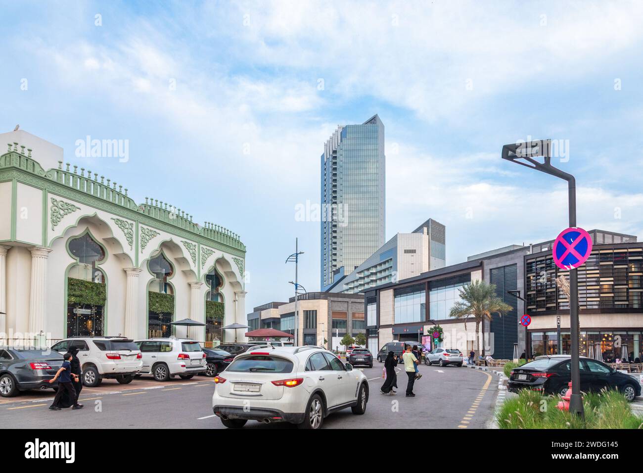 Bâtiments modernes et traditionnels décorés avec des voitures garées au premier plan sur la rue du centre-ville d'Al Khobar, Arabie Saoudite Banque D'Images