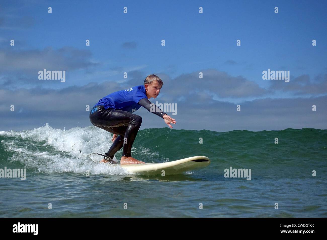 25.07.2019, Raposeira, Algarve, PRT - adolescent beim Surfen. Praia do Zavial. MRyes, 15-20 Jahre, Aktiv, Aktivitaet, Algarve, allein, aussen, Aussenaufnahme, Europa, europaeisch, Freizeit, Freizeitaktivitaet, Freizeitbeschaeftigung, Funsport, Gesellschaft, Gewaesser, Gischt, Gleichgewicht, Jahreszeit, Jugendlicher, Junge, Kaukasier, Kaukasisch, Meer, Mensch, Person, Portugal, portugiesisch, QF, Querformat, Raposeira, See, Sommer, sportlich, planche de surf, Surfbrett, Surfen, surfer, surf, adolescent, Wasser, Wassersport, Wellen, Wellenreiten, Westeropa 190725D291PORTUGAL.JPG *** 25 07 2019, Rapose Banque D'Images