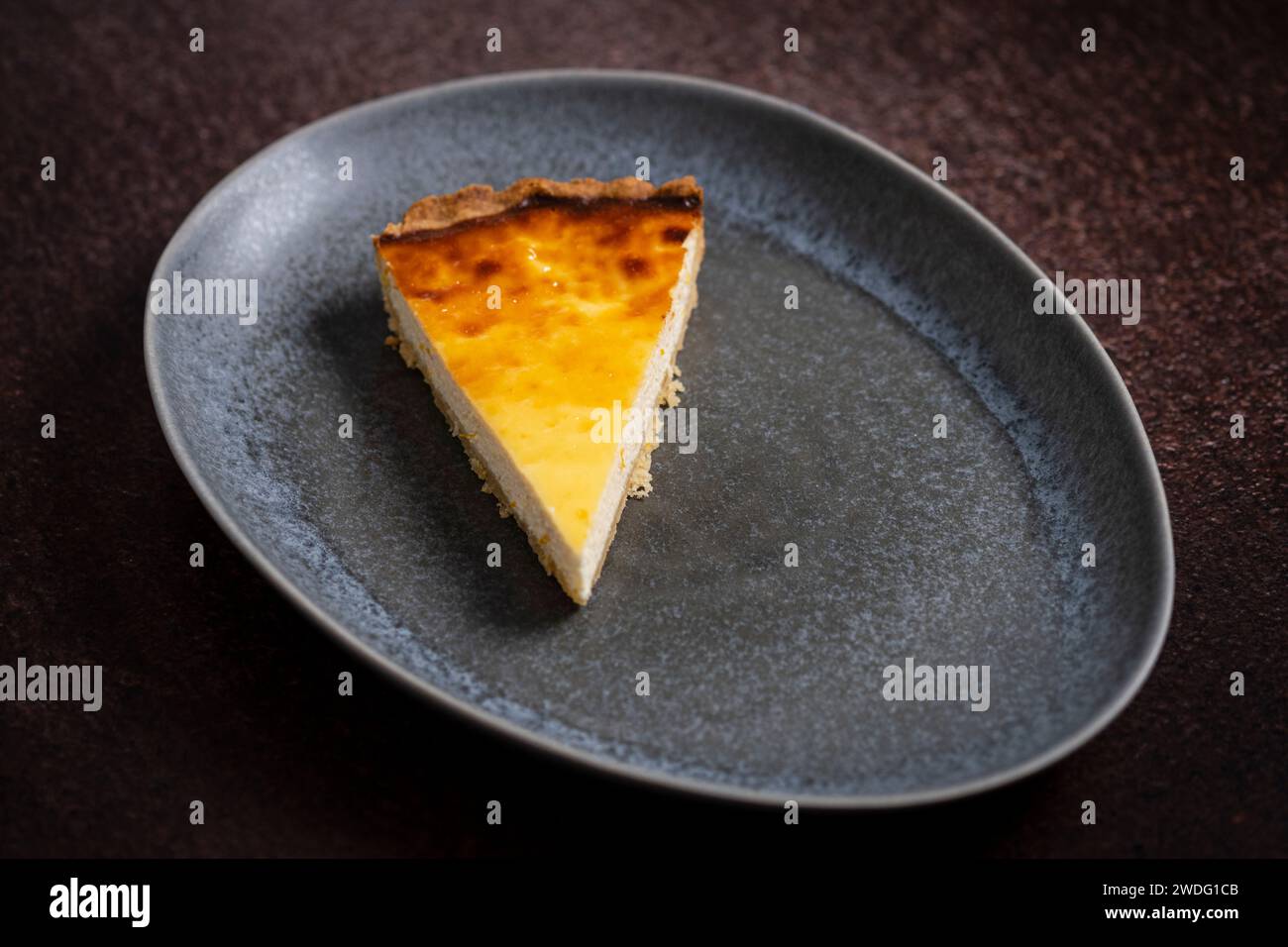 Glisser le gâteau à la ricotta sur une assiette Banque D'Images