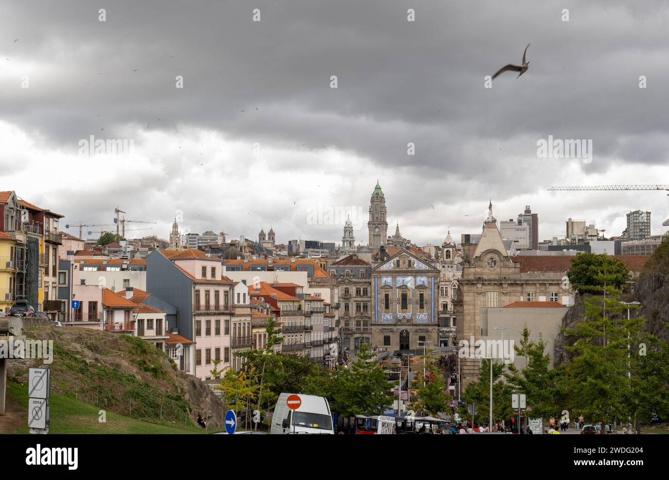 Porto, Portugal - 17 septembre 2023. Vue sur la vieille ville et la Tour de Clerigos. Jour nuageux. Banque D'Images