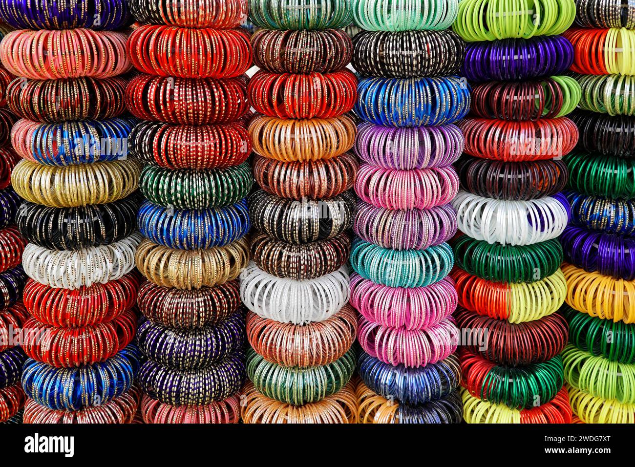 Bracelets indiens dans une bijouterie, Jodhpur, Rajasthan, Inde Banque D'Images