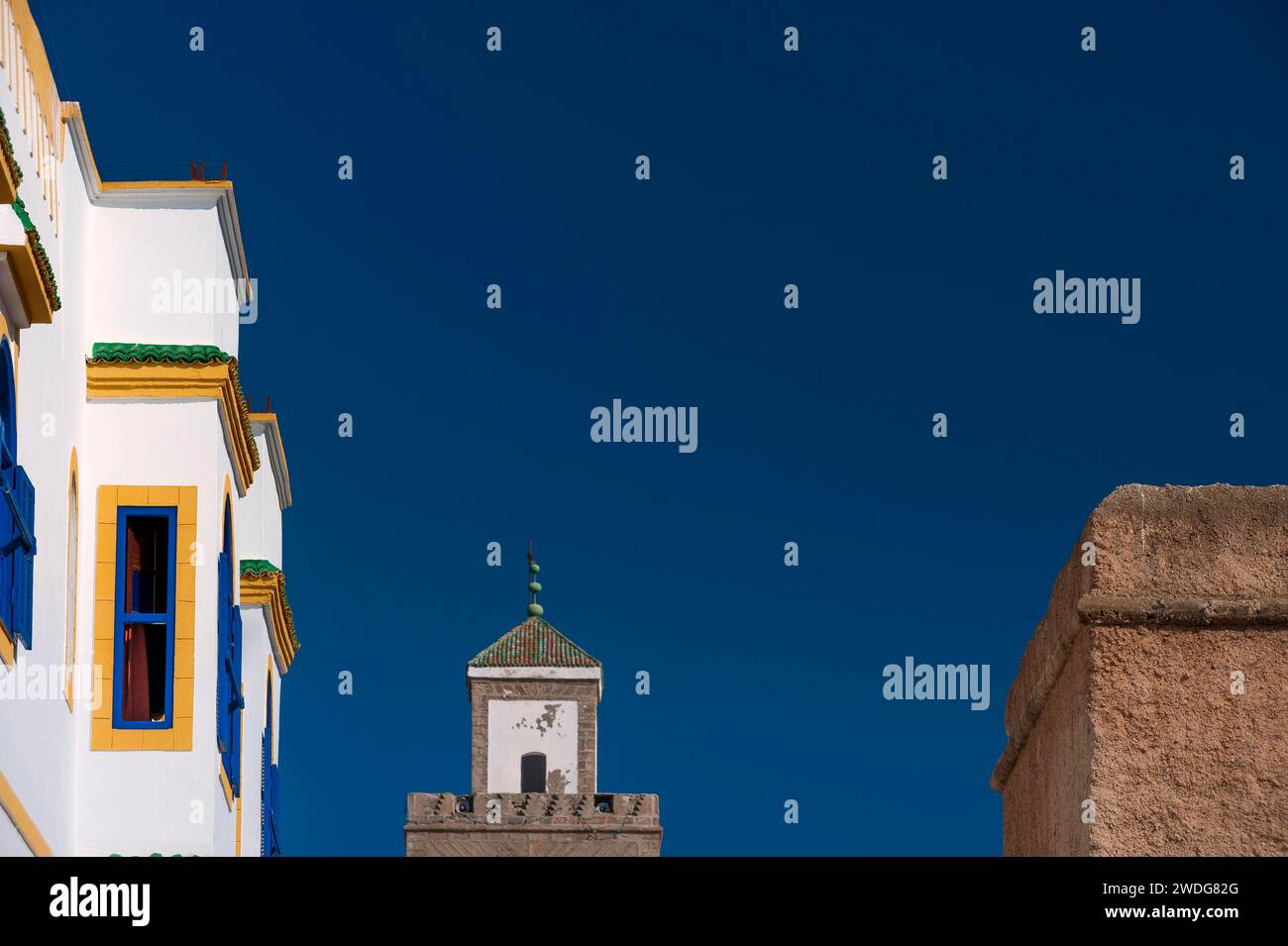 Façade de maison, architecture, oriental, bâtiment, couleur, palette de couleurs, design, façade, style architectural, mur de maison, Bauhaus, couleurs primaires Banque D'Images