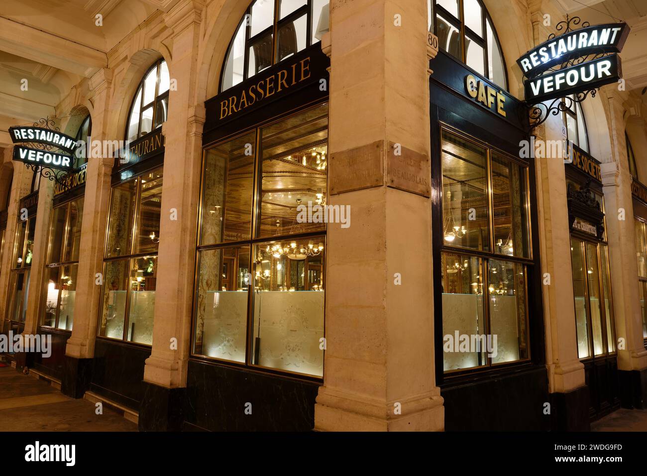 Le restaurant Vefour est situé dans le complexe Palais Royal. Fondée en 1784, elle a accueilli sa juste part de célébrités de Napoléon à Colette Banque D'Images