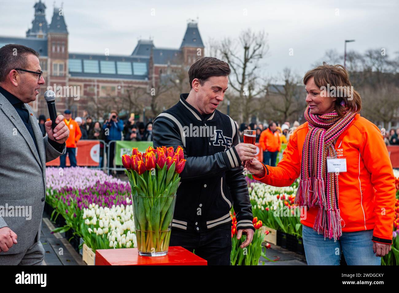 Amsterdam, pays-Bas. 20 janvier 2024. DJ/Producteur, Hardwell (au centre) reçoit un verre de vin. Chaque année, le 3e samedi de janvier, la Journée nationale des tulipes est célébrée à Amsterdam. Les cultivateurs de tulipes néerlandais ont construit un immense jardin de cueillette avec plus de 200 000 tulipes colorées au Museumplein. Les visiteurs sont autorisés à cueillir des tulipes gratuitement. Parce que cette année le thème est 'let's Dance', le DJ/producteur néerlandais international 'Hardwell' était l'invité spécial pour ouvrir cet événement. Crédit : ZUMA Press, Inc./Alamy Live News Banque D'Images