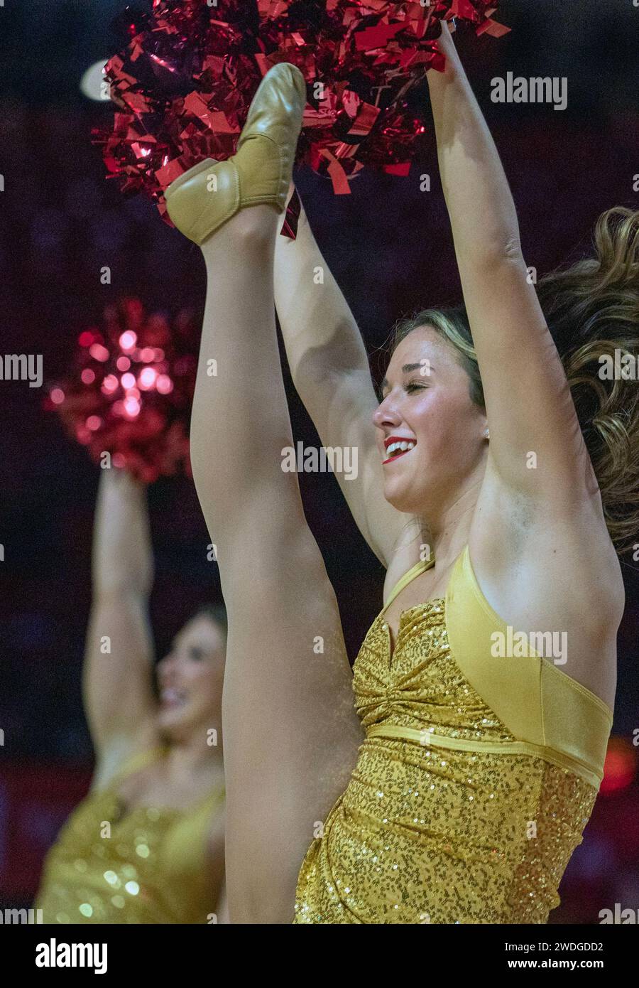 College Park, États-Unis. 20 janvier 2024. COLLEGE PARK, MD : - JANVIER 20 : une cheerleader du Maryland joue lors d'un match féminin de basket-ball universitaire entre les Terrapins du Maryland et les Illinois Fighting Illini au Xfinity Center, à College Park, Maryland le 20 janvier 2024. (Photo de Tony Quinn/SipaUSA) crédit : SIPA USA/Alamy Live News Banque D'Images