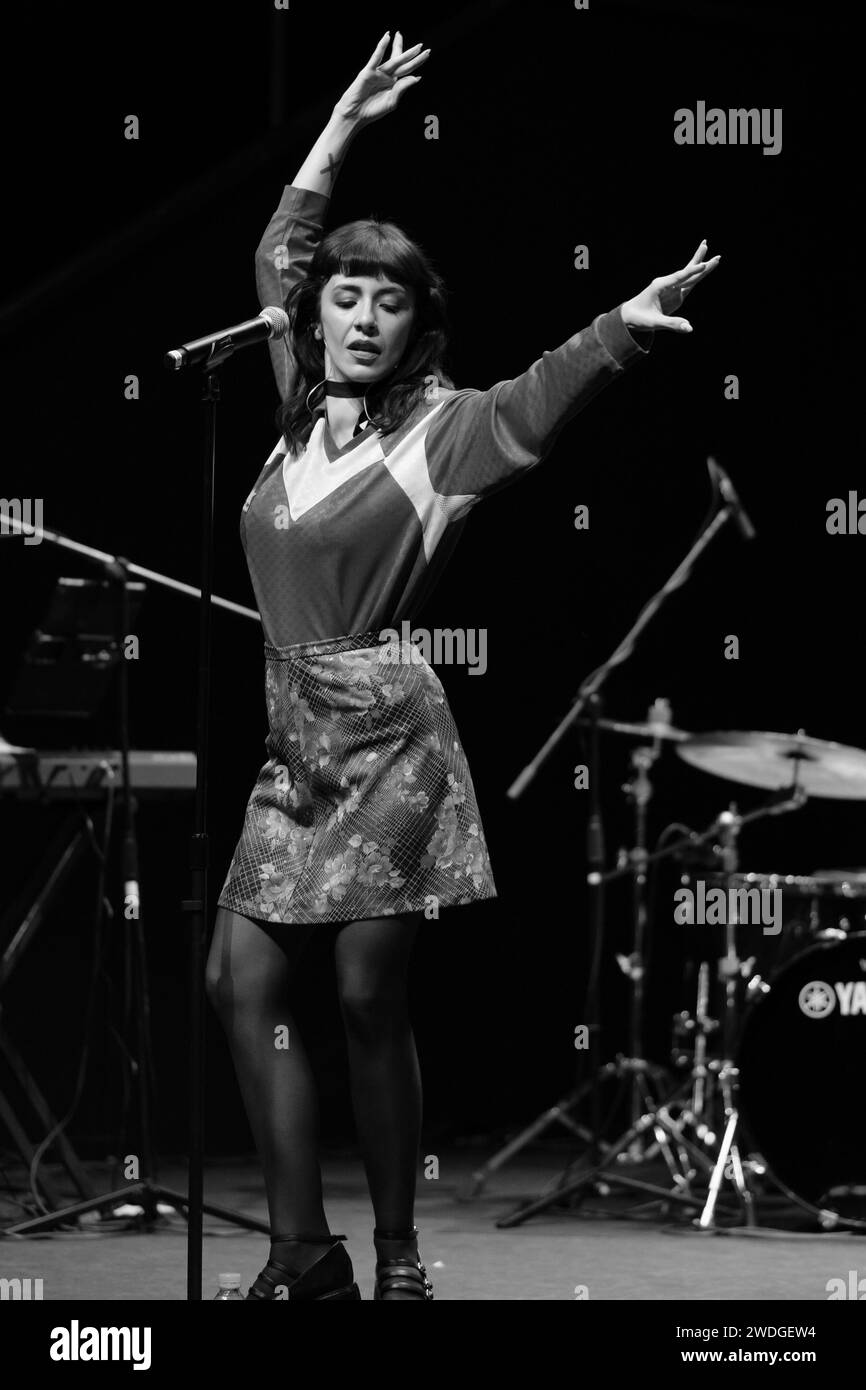 La chanteuse Maria de Juan lors d'une représentation à l'Inverfest 2024, au Conde Duque, le 20 janvier 2024, à Madrid, Espagne. Banque D'Images