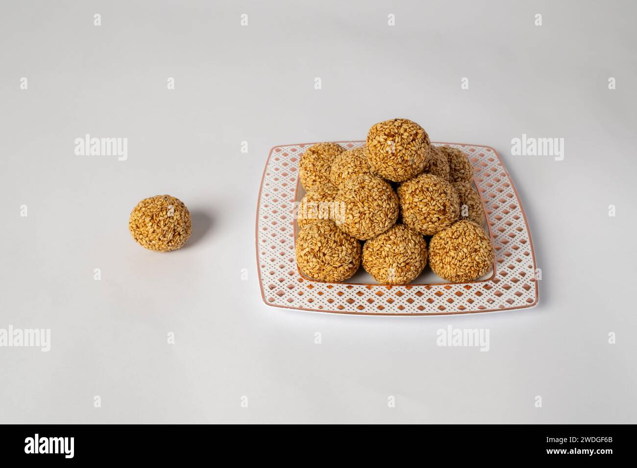 Photo de boules sucrées traditionnelles à base de graines de sésame et de sucre Banque D'Images