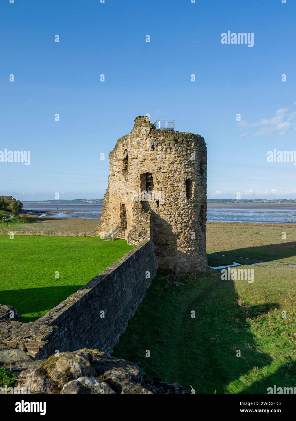 Vue de la tour d'angle de trois étages, du mur extérieur et des douves de marée du château de Flint sur l'estuaire de la rivière Dee, Flint, Flintshire, pays de Galles, Royaume-Uni Banque D'Images