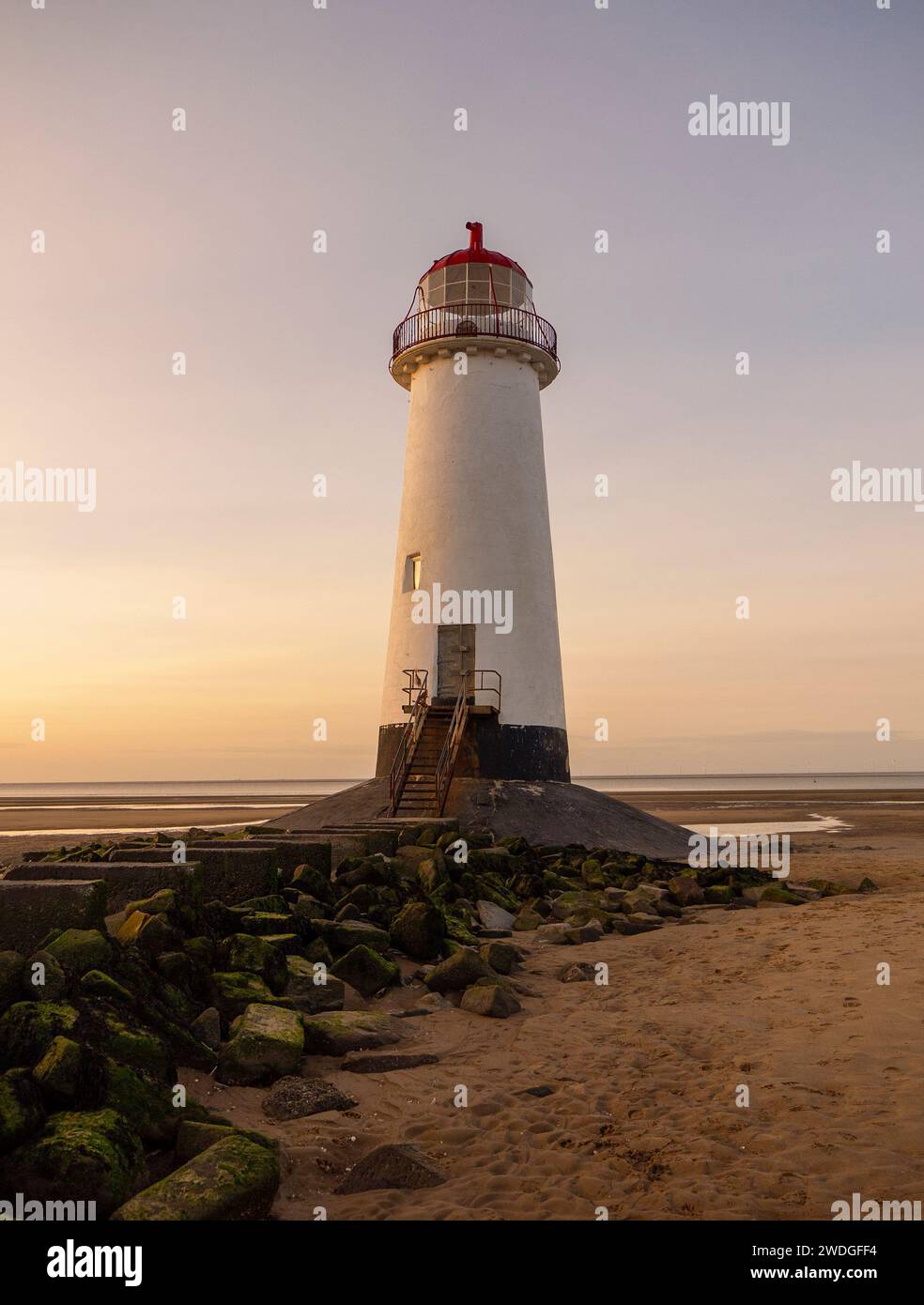 Phare d'Ayr et plage de Talacre à marée basse avec coucher de soleil, Talacre, estuaire de la rivière Dee, Flintshire, pays de Galles, ROYAUME-UNI Banque D'Images