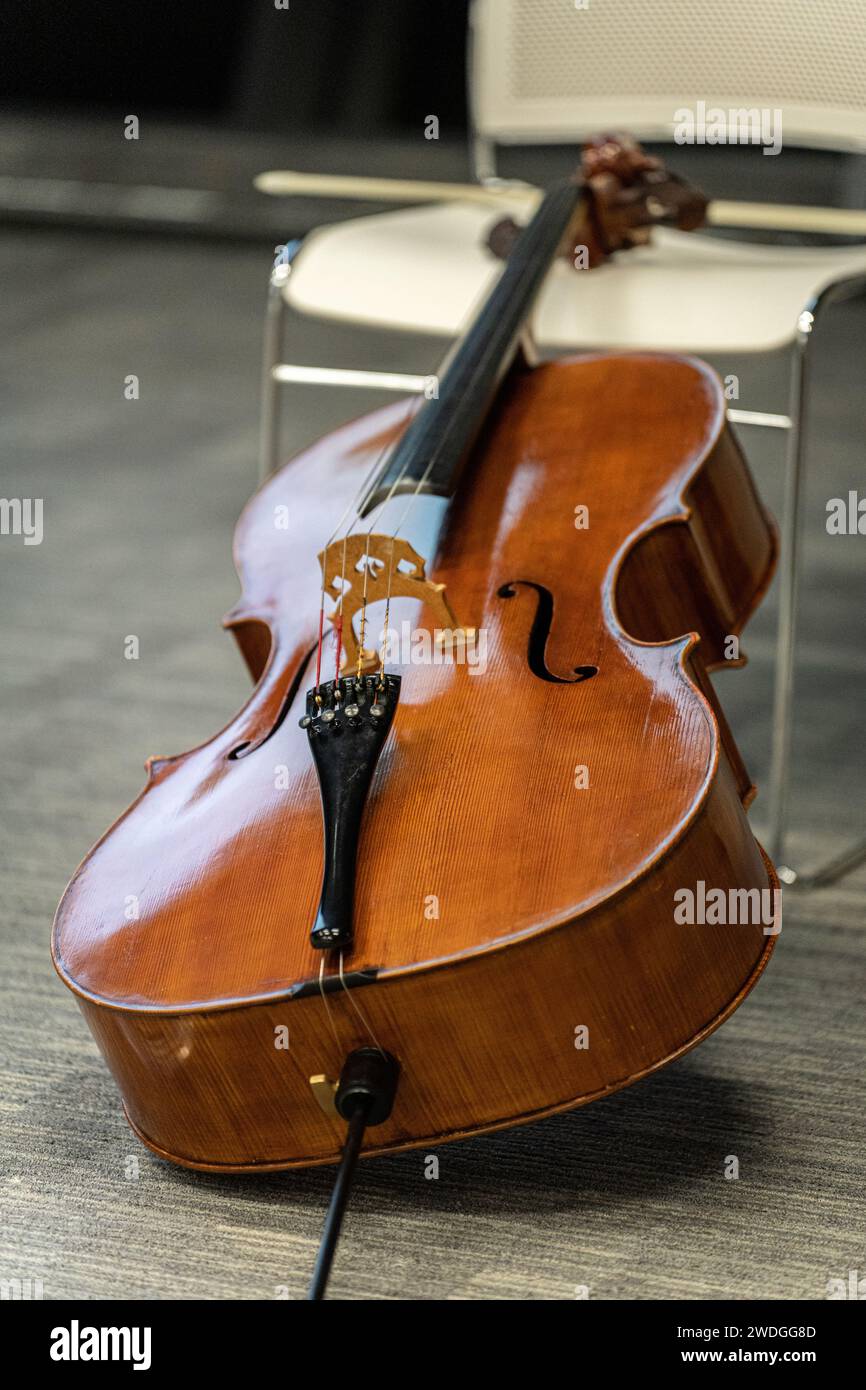 Instrument de violoncelle placé sur une chaise Banque D'Images