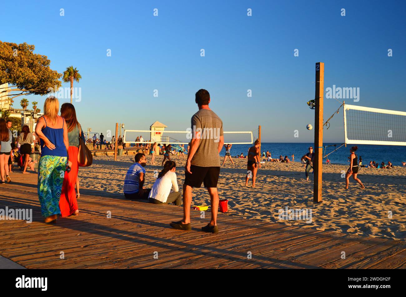 Les gens aiment marcher sur la promenade de Laguna Beach, en Californie, regarder l'océan et le rivage se rencontrer et des amis jouer au Beach volley Banque D'Images