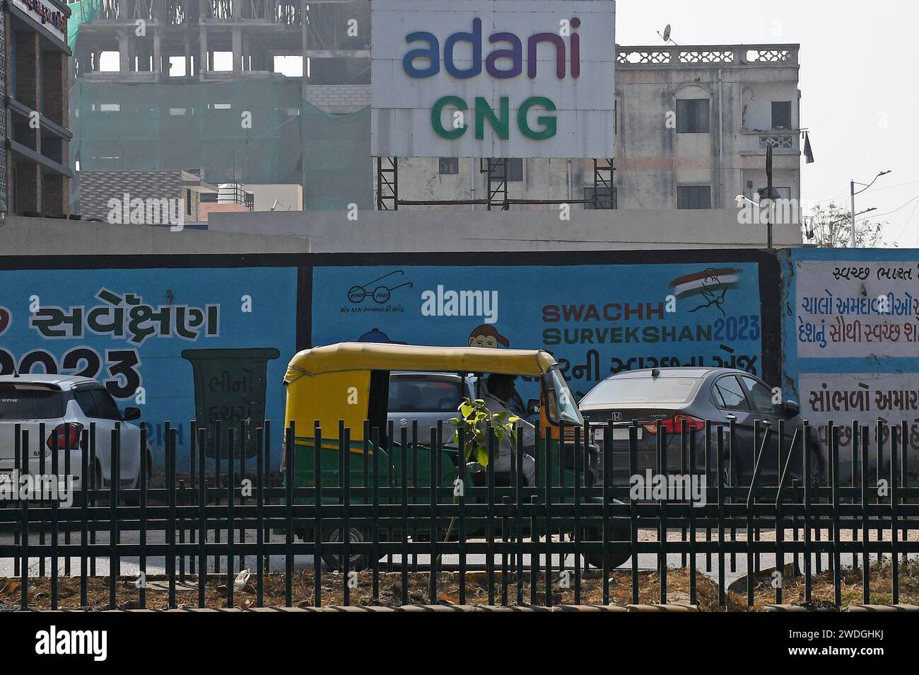 Ahmedabad, Gujarat, Inde. 13 janvier 2024. Le logo Adani CNG (gaz naturel comprimé) est vu d'une rue à Ahmedabad. Le GNC (gaz naturel comprimé) est utilisé dans de nombreux véhicules utilitaires et publics de nos jours pour des raisons environnementales et il est très rentable par rapport à l'essence qui devient très coûteuse. (Image de crédit : © Ashish Vaishnav/SOPA Images via ZUMA Press Wire) USAGE ÉDITORIAL SEULEMENT! Non destiné à UN USAGE commercial ! Banque D'Images