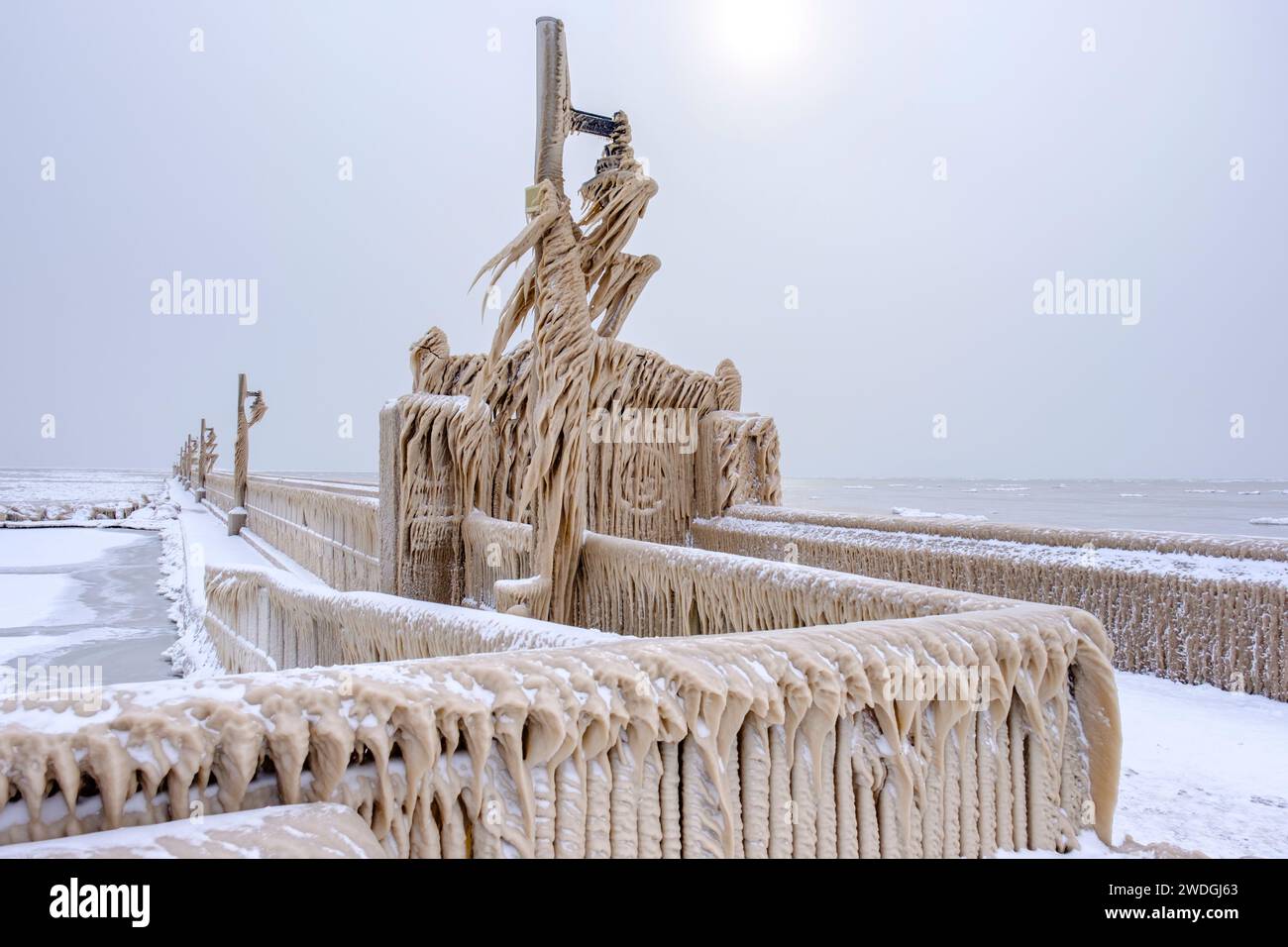 Paysage hivernal des merveilles, jetée de Port Stanley couverte de glaçons des vagues gelées du lac Érié, scène d'événements météorologiques extrêmes, Ontario, Canada Banque D'Images