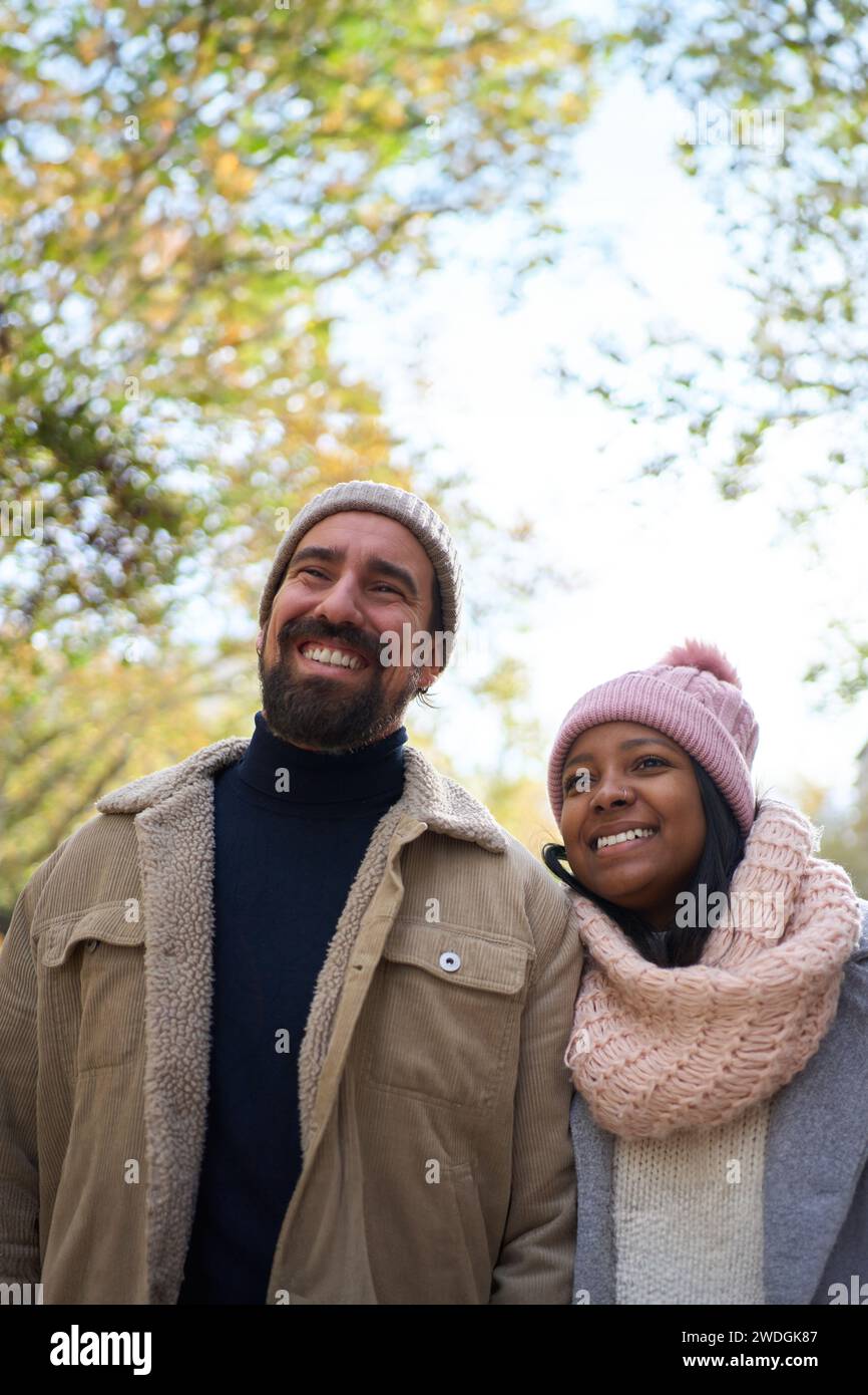Portrait de beau couple heureux multiracial en plein air, jeune femme et homme amoureux Banque D'Images