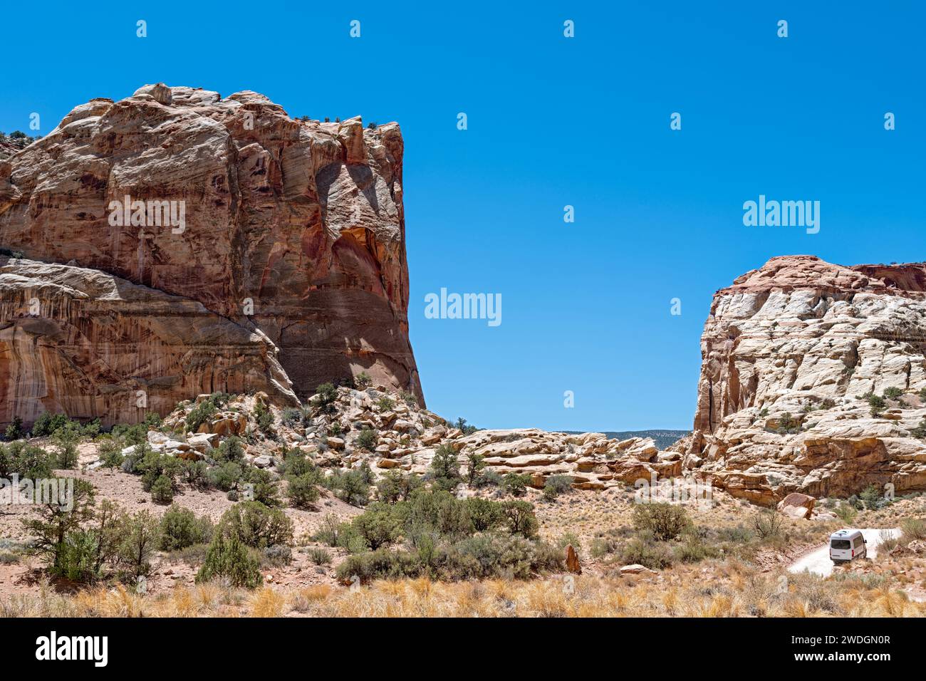 Un vide dans les formations rocheuses près de Cassidy Arch au parc national Capitol Reef dans l'Utah, États-Unis Banque D'Images