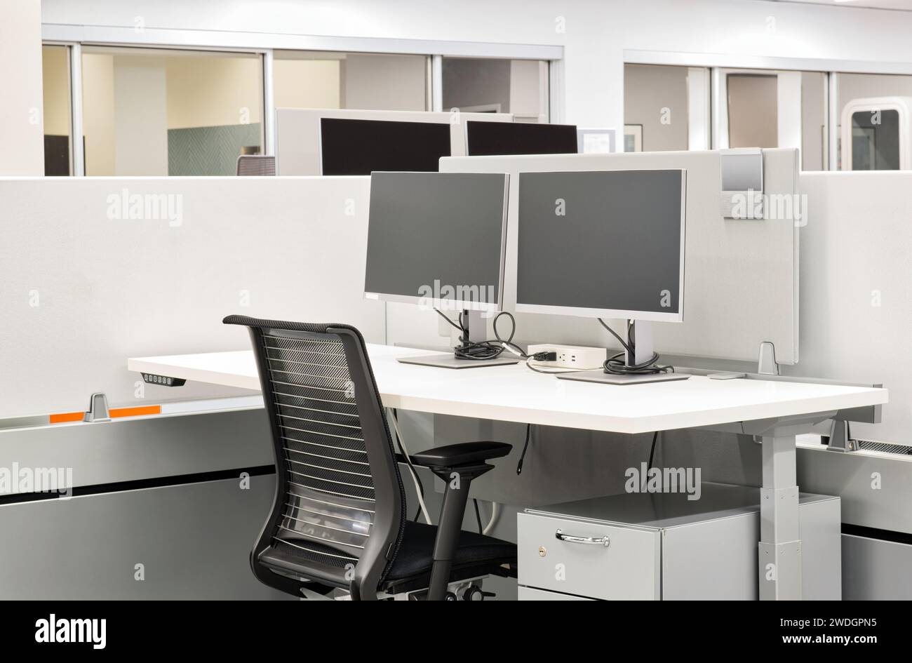 Espace de bureau vide avec écrans d'ordinateur, bureau et chaise dans un cubicule. Image conceptuelle de travail à domicile. Banque D'Images