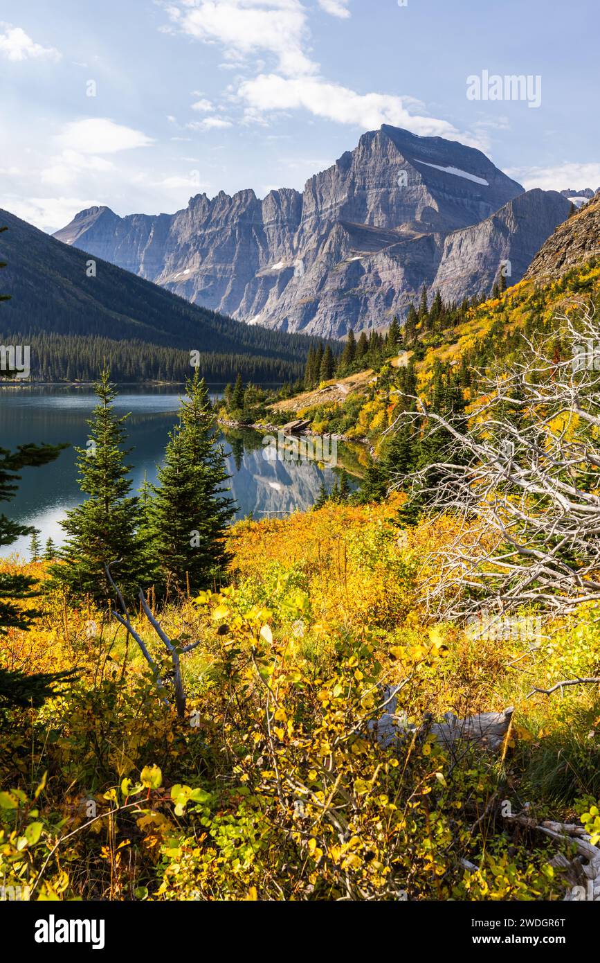 Randonnée au glacier Grinnell dans le Montana à l'automne avec le lac Joséphine dans le cadre. Banque D'Images