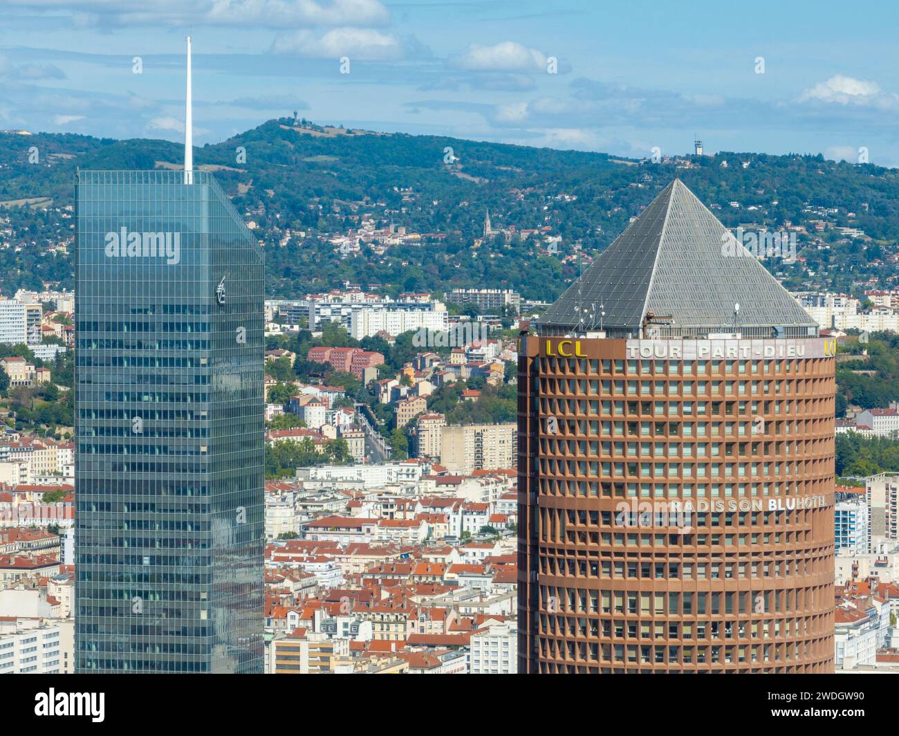 Lyon, France - 22 août 2022 : quartier d'affaires de la part-Dieu, et ses tours, de la colline de Fourvière. La colline est le site de la colonie romaine originale Banque D'Images