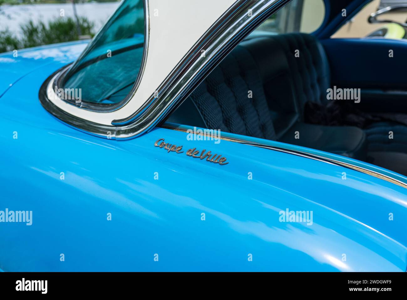 WERDER (HAVEL), ALLEMAGNE - 20 MAI 2023 : le détail de la voiture de luxe Cadillac Series 62 coupe de ville, 1951. Oldtimer - Festival Werder Classics 2023 Banque D'Images