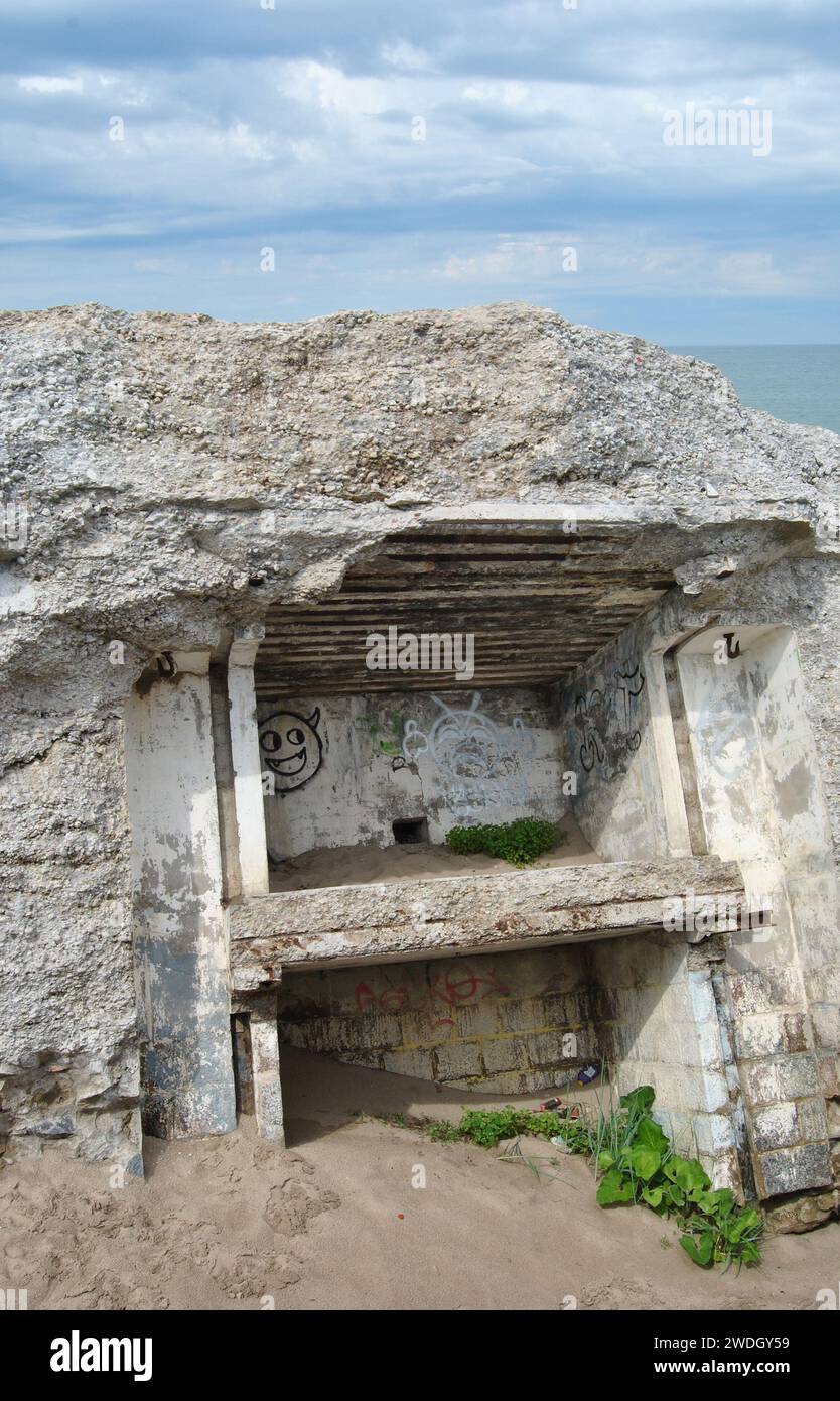 Smiley visage graffiti sur les ruines des forts du Nord de Liepaja, Lettonie sur la mer Baltique Banque D'Images