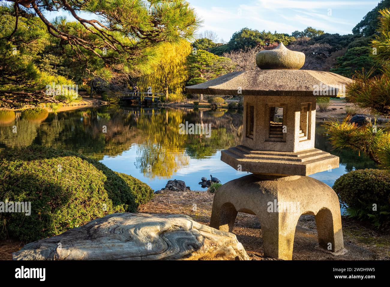 Stone Lantern Gyoen Park Shinjuku, Tokyo, Japon Banque D'Images