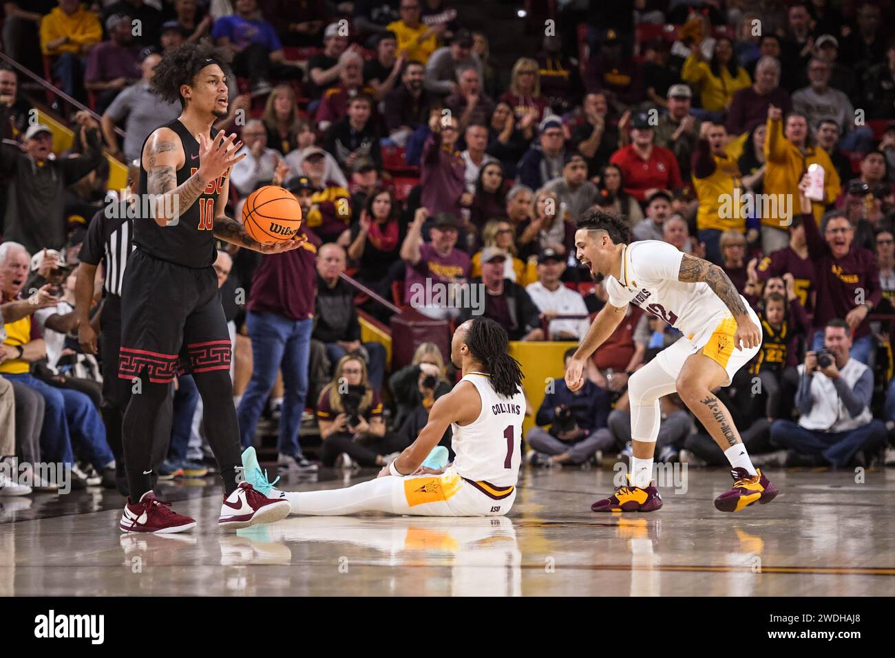 Le gardien des Sun Devils de l'Arizona Jose Perez (12) célèbre avec le gardien Frankie Collins (1) après un roulement dans la première moitié du match de basket-ball de la NCAA contre USC Trojans à Tempe, Arizona, samedi 20 janvier 2024. Arizona State bat l'USC 82-67. (Thomas Fernandez/image du sport) Banque D'Images