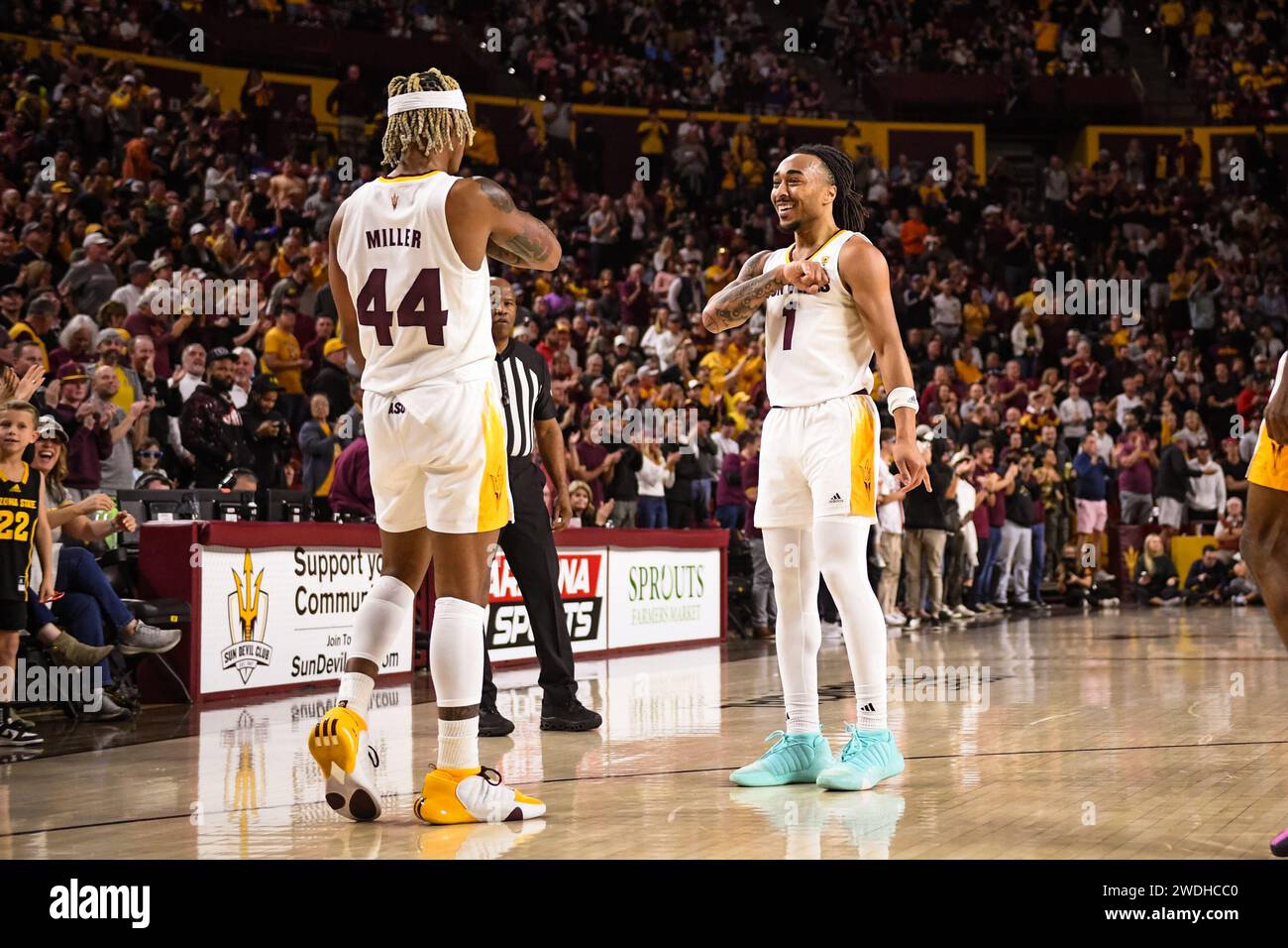 La garde Adam Miller (44) et la garde Frankie Collins (1) des Sun Devils de l'Arizona State célèbrent après un panier dans la première moitié du match de basket-ball de la NCAA contre les Trojans de l'USC à Tempe, Arizona, le samedi 20 janvier 2024. Arizona State bat l'USC 82-67. (Thomas Fernandez/image du sport) Banque D'Images