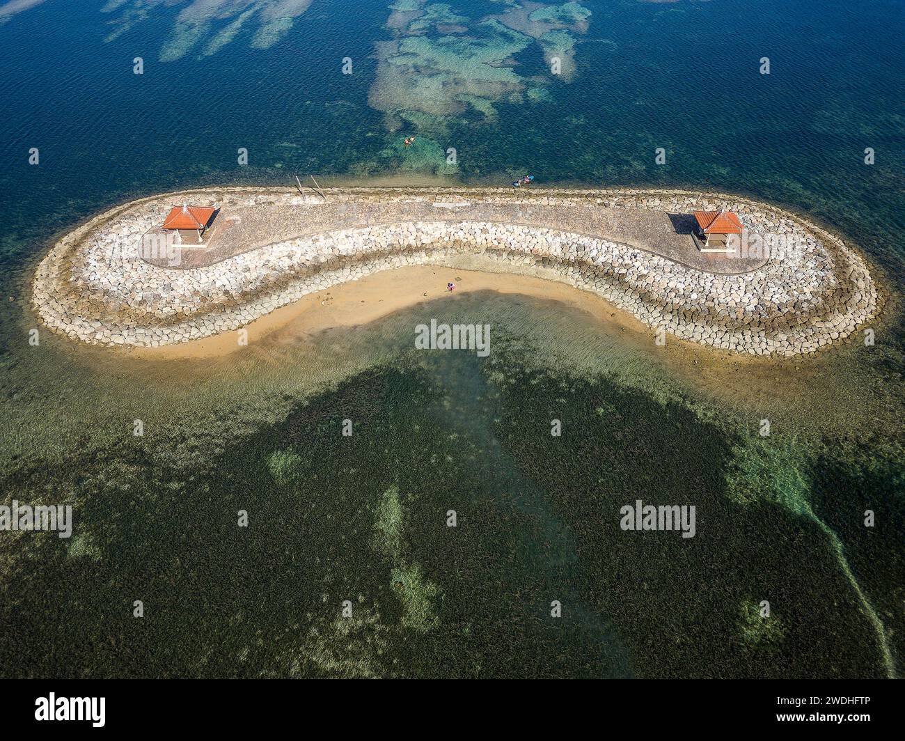 Vue aérienne d'un belvédère au large abrité par un grand système de récifs coralliens tropicaux frangeants Banque D'Images