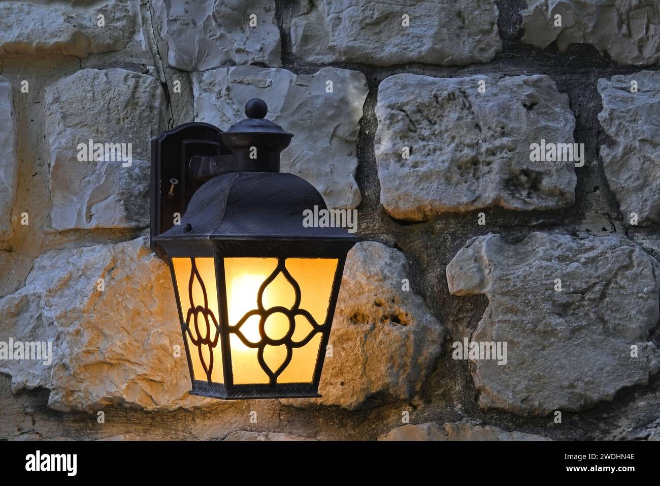 Lanterne de lampadaire sur mur de pierre Banque D'Images