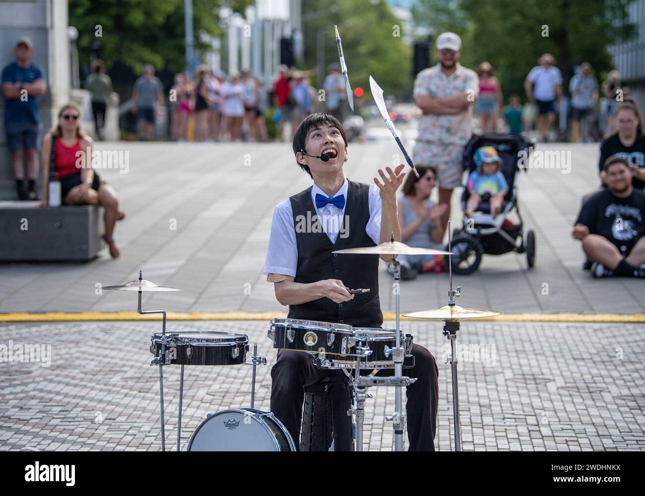 Christchurch, Nouvelle-Zélande. 21 janvier 2024. L'artiste de rue Gaku, décrit comme le maestro du jongglingdrum, joue de la batterie tout en jonglant avec des couteaux au Bread & Circus World Buskers Festival. (Image de crédit : © PJ Heller/ZUMA Press Wire) USAGE ÉDITORIAL SEULEMENT! Non destiné à UN USAGE commercial ! Banque D'Images