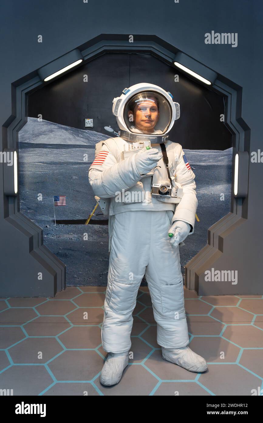 Shah Alam, Malaisie - avril 17,2023 : la figure de cire de Neil Armstrong exposée au Red Carpet 2 à I-City Shah Alam. Il était qui en 1969 est devenu le premier p Banque D'Images