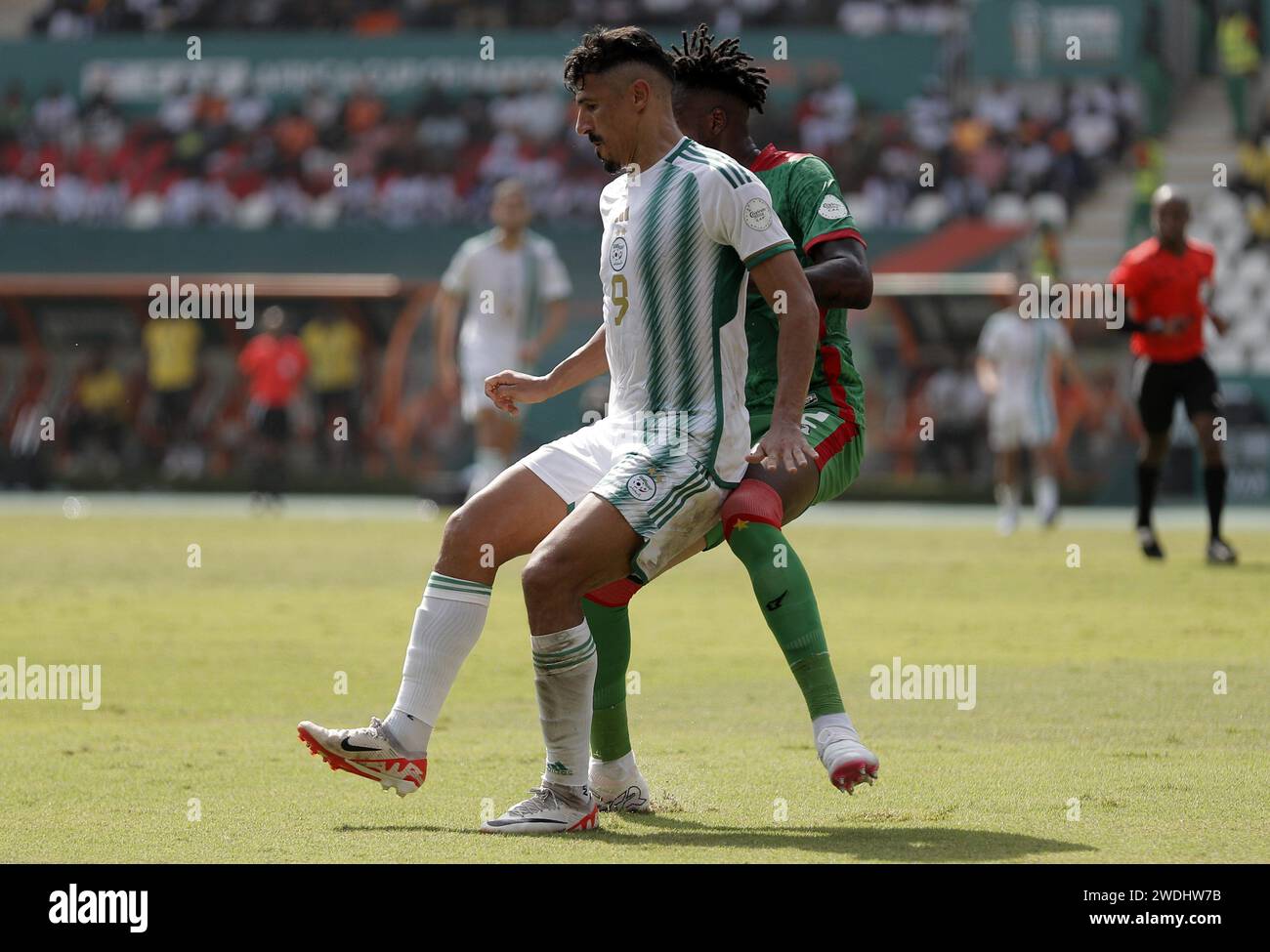 © Anis/APP/MAXPPP - l'Algérien BAGHDAD BOUNEDJAH, lors du match de football du groupe D de la coupe d'Afrique des Nations (CAN) 2024 entre l'Algerie et Burkina Faso au Stade de la paix à Bouake en Cote d'ivoire le 20 janvier 2024. Crédit : MAXPPP/Alamy Live News Banque D'Images