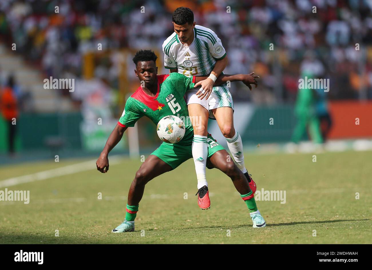 © Anis/APP/MAXPPP - l'Algérien YOUCEF ATAL (R) se bat pour le ballon avec ABDOUL FESSAL TAPSOBA de Burkina Faso, lors du match de football du groupe D de la coupe d'Afrique des Nations (CAN) 2024 entre l'Algerie et Burkina Faso au Stade de la paix à Bouake en Cote d'ivoire le 20 janvier 2024. Crédit : MAXPPP/Alamy Live News Banque D'Images