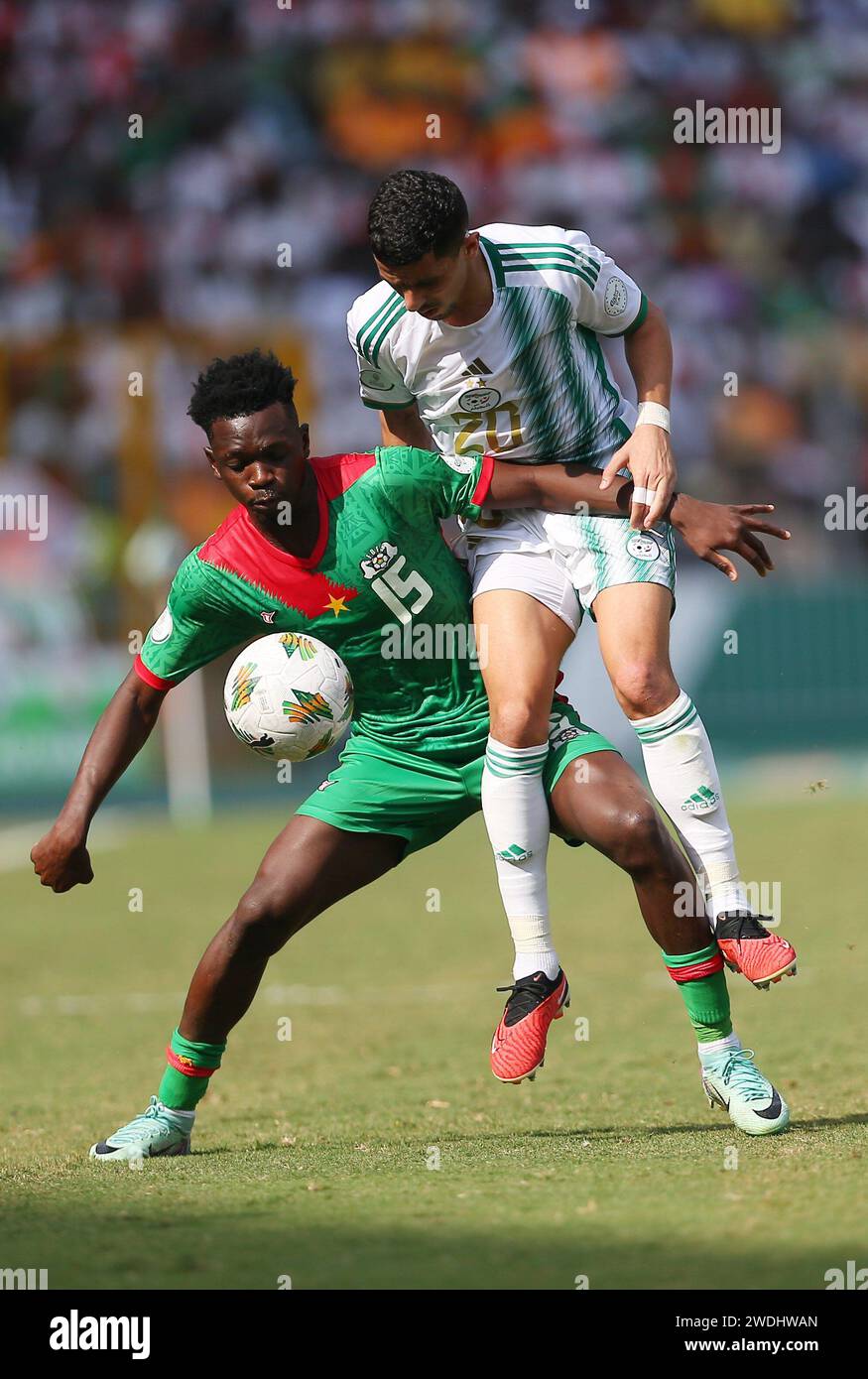 © Anis/APP/MAXPPP - l'Algérien YOUCEF ATAL (R) se bat pour le ballon avec ABDOUL FESSAL TAPSOBA de Burkina Faso, lors du match de football du groupe D de la coupe d'Afrique des Nations (CAN) 2024 entre l'Algerie et Burkina Faso au Stade de la paix à Bouake en Cote d'ivoire le 20 janvier 2024. Crédit : MAXPPP/Alamy Live News Banque D'Images