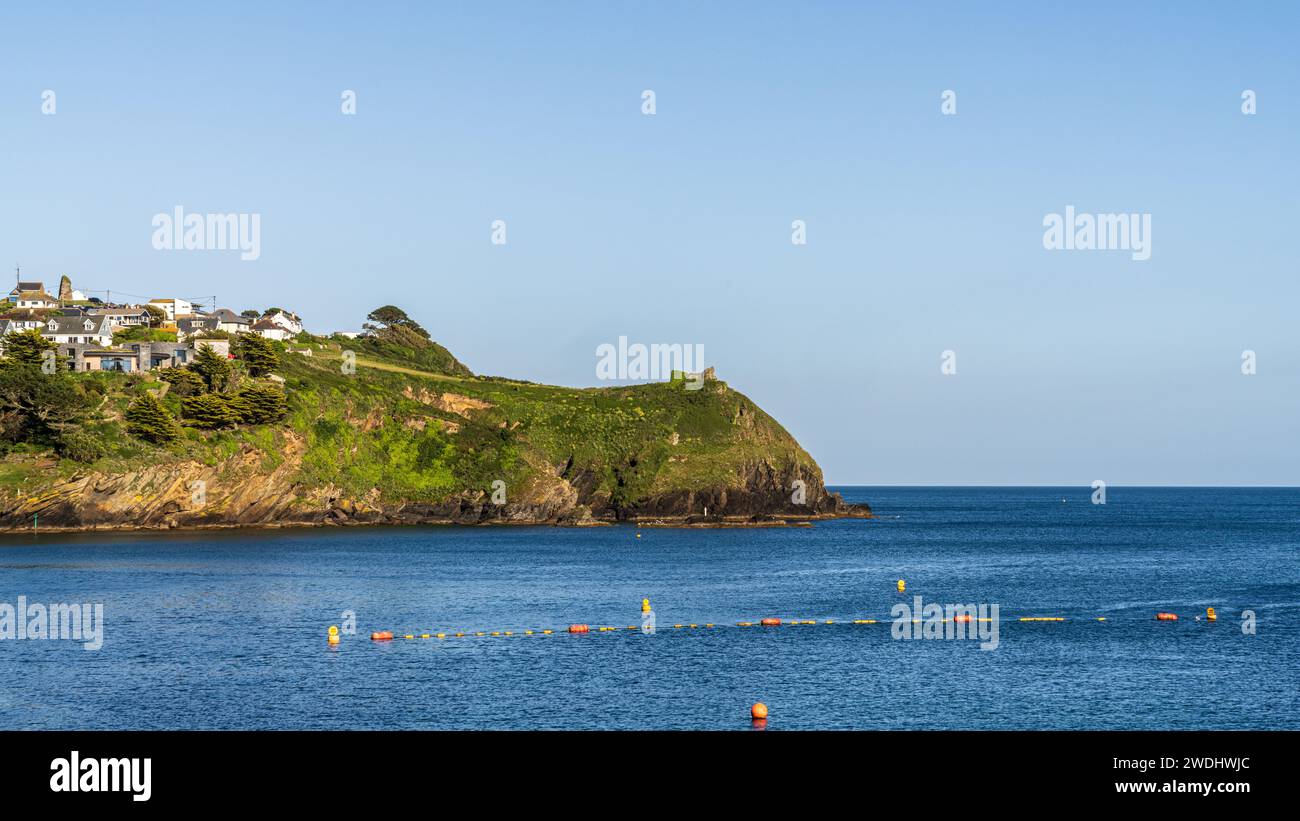 Fowey, Cornouailles, Angleterre, Royaume-Uni - 28 mai 2022 : Readymoney Cove avec une vue sur la rivière Fowey vers Polruan Banque D'Images